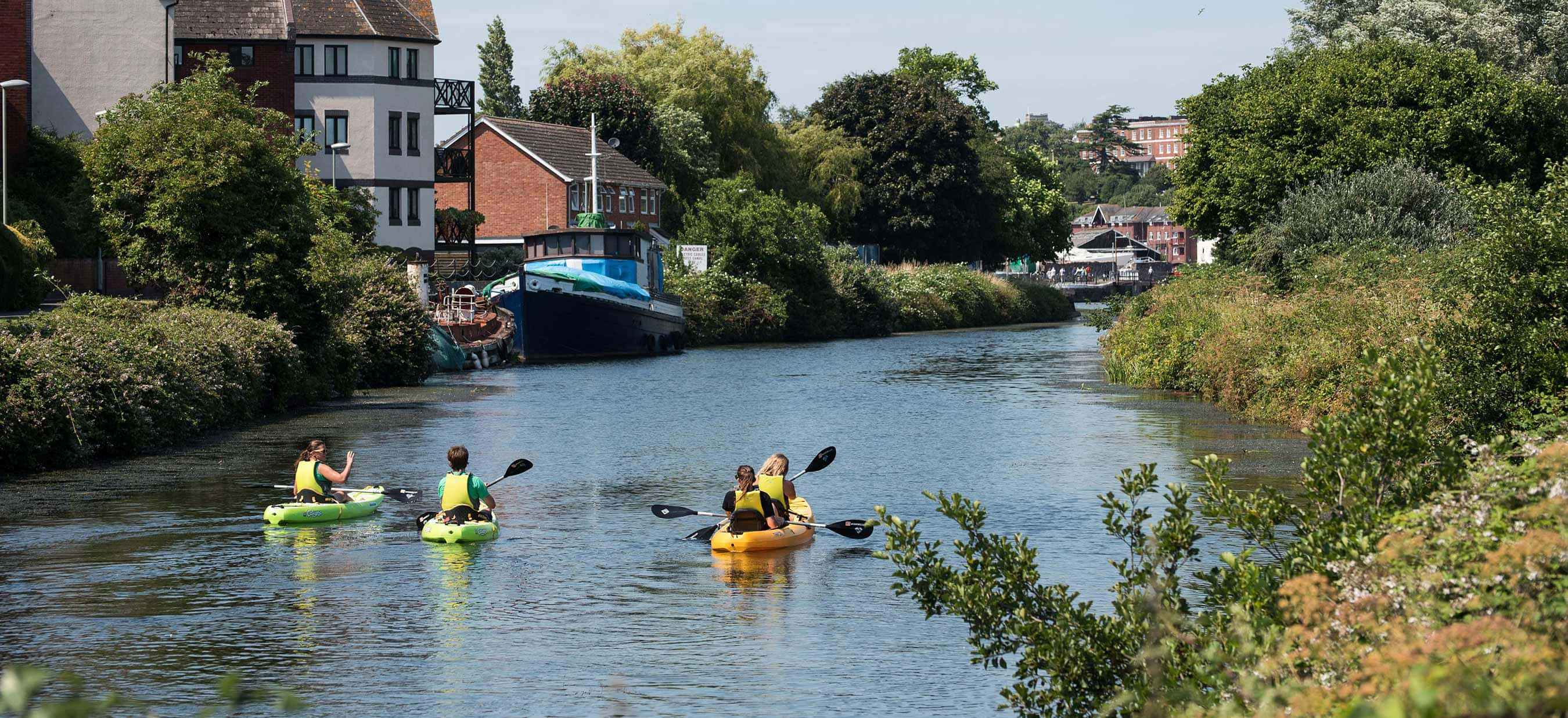 Exeter River, bright green kayaks, yellow kayaks, 2K Desktop Wallpaper