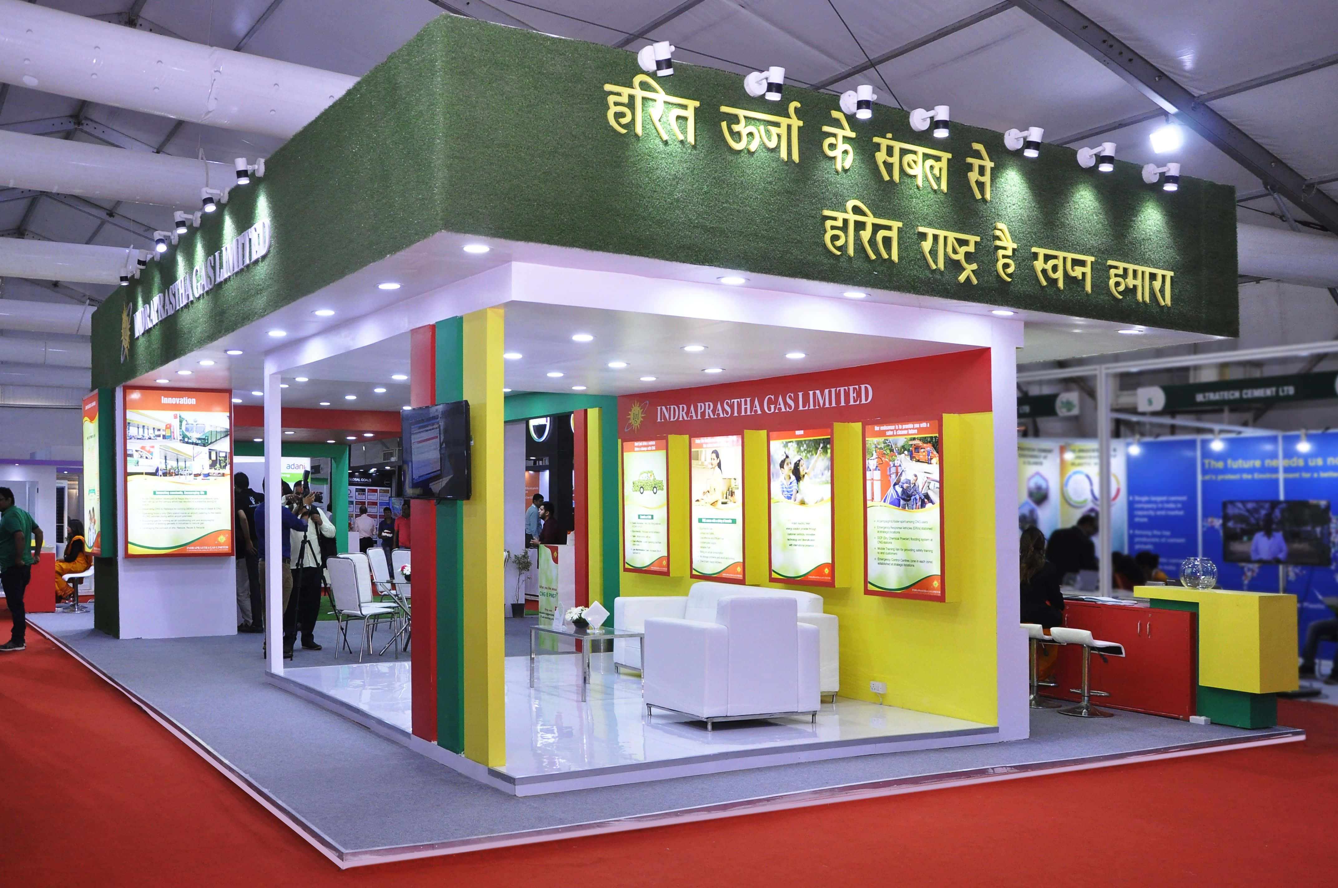 Exhibition, green yellow and red panels, white seating, 4K Desktop Wallpaper