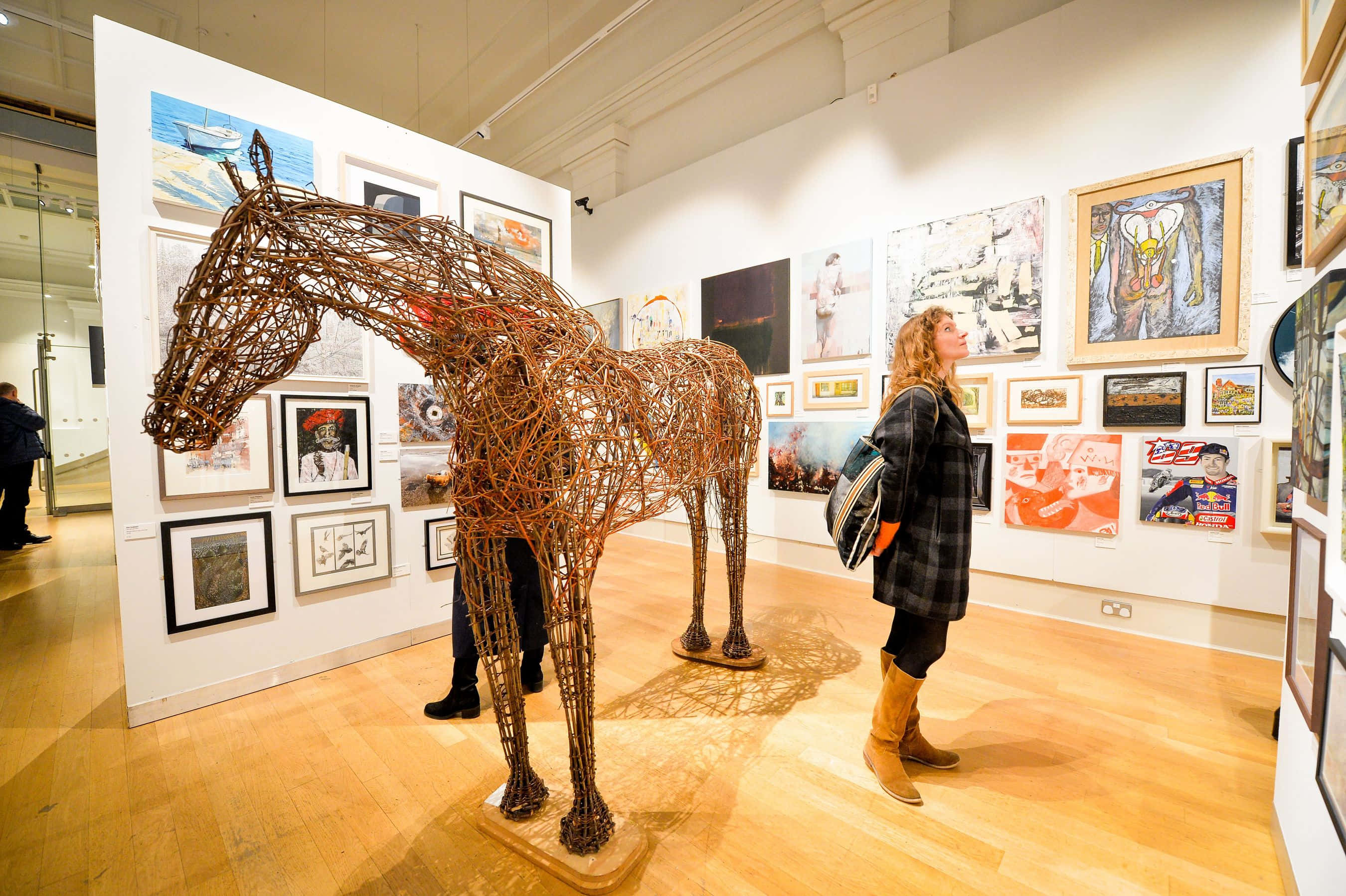 Exhibition, plaid coat, boots, 2K Desktop Wallpaper