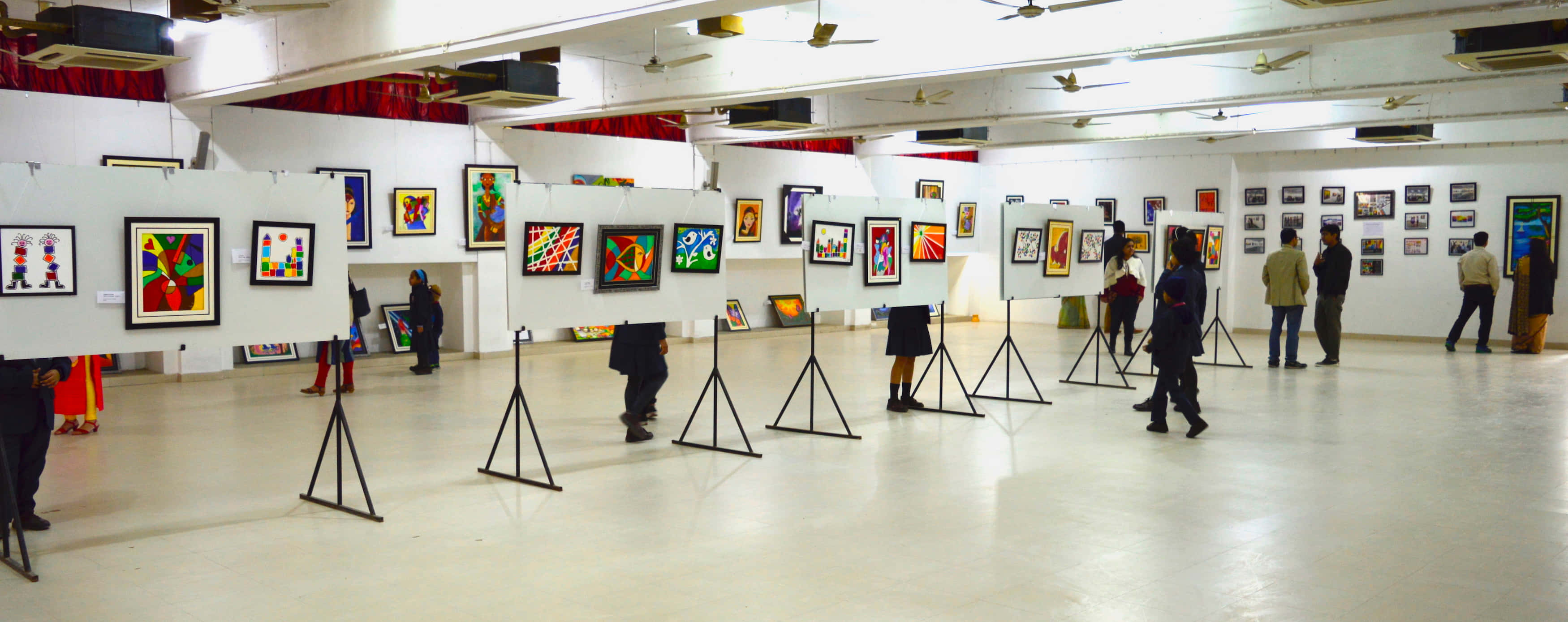 Exhibition, abstract paintings, easels, 2K Desktop Wallpaper