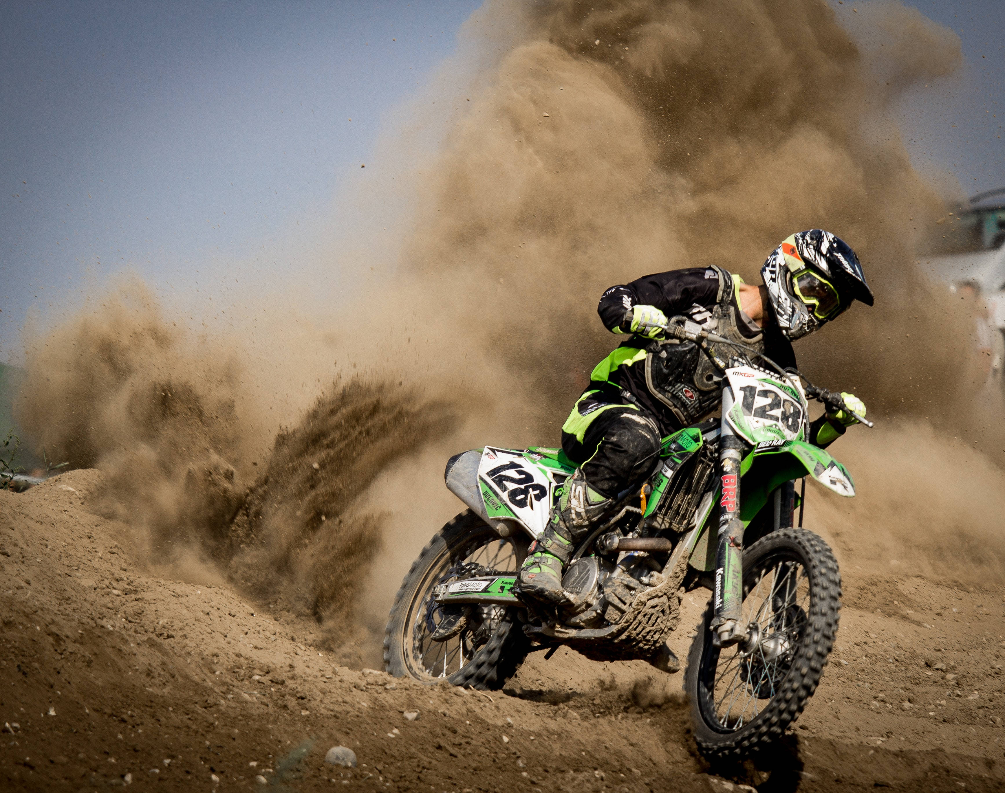 dirtbike, green gear, brown dust, 2K Desktop Wallpaper