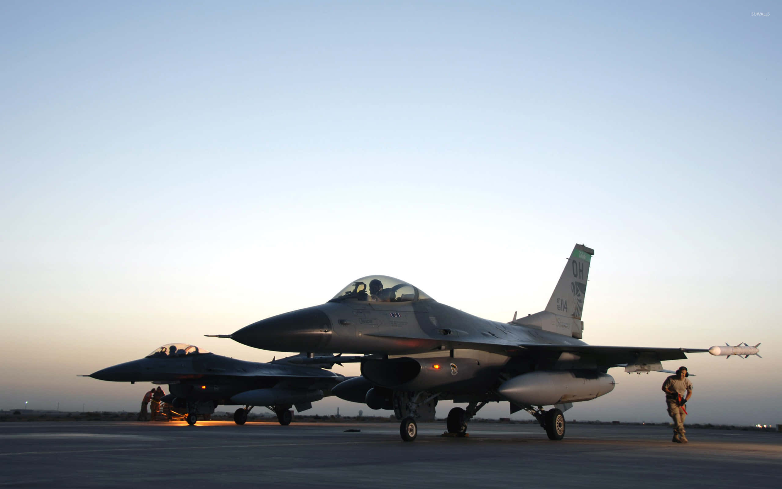 F-16, dusk, runway, 2K Desktop Wallpaper