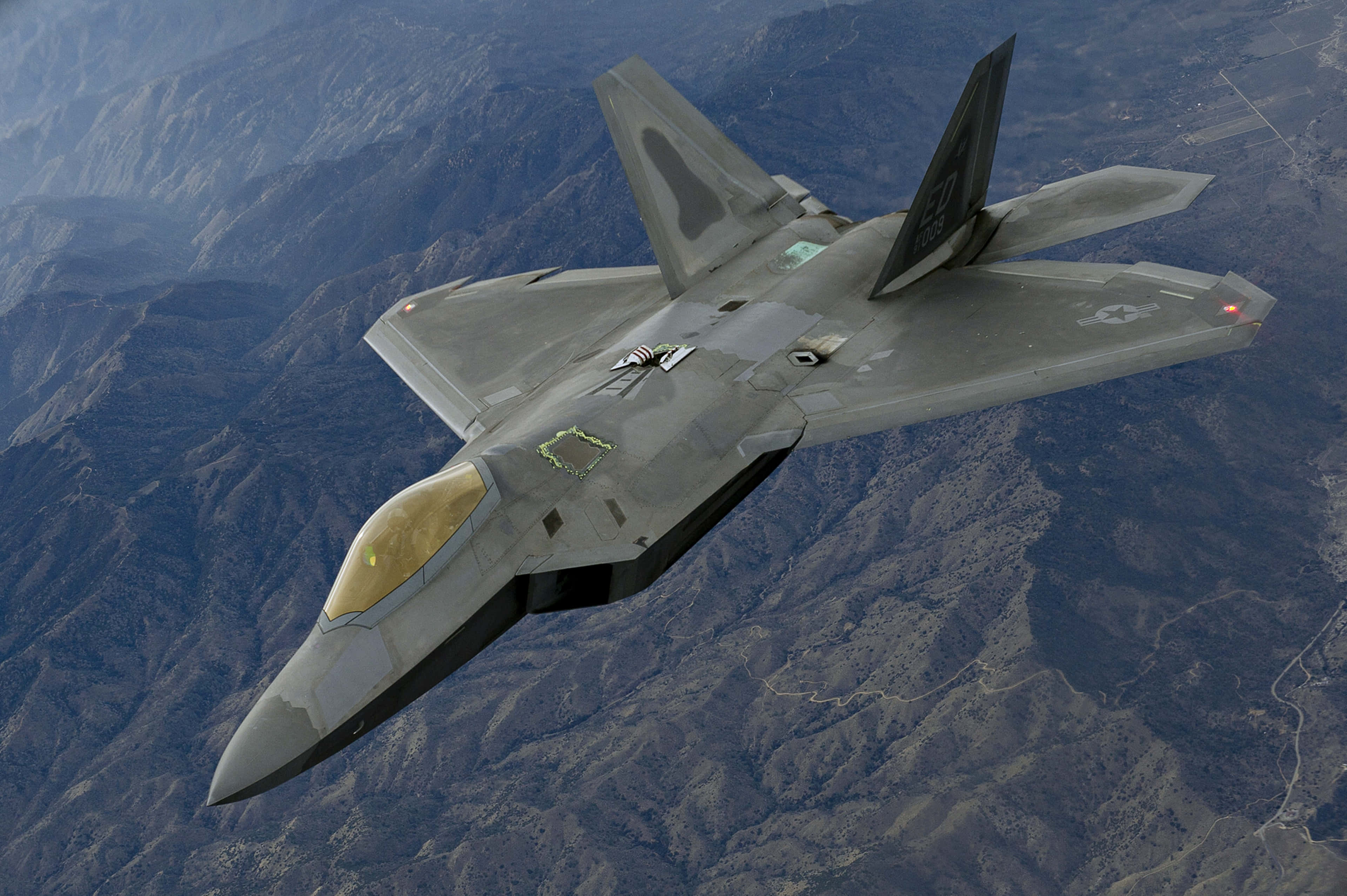 F-22 Raptor, sleek gray, stealth fighter jet, 4K Desktop Wallpaper