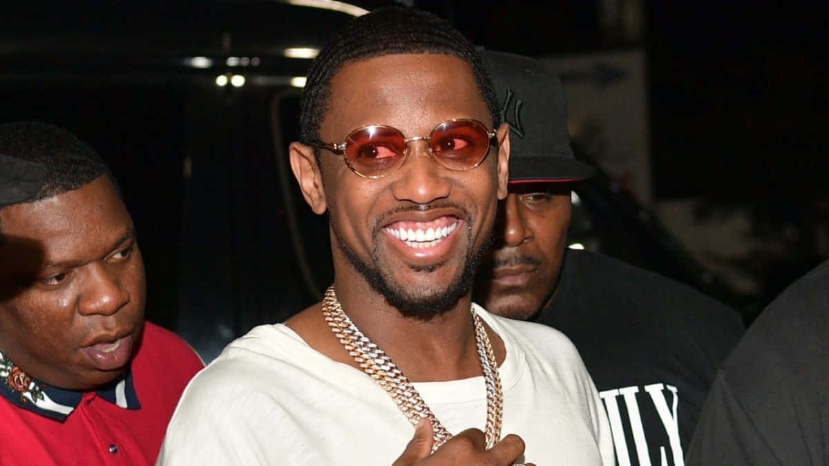 Fabolous, red-tinted sunglasses, thick gold chain, SD Desktop Wallpaper