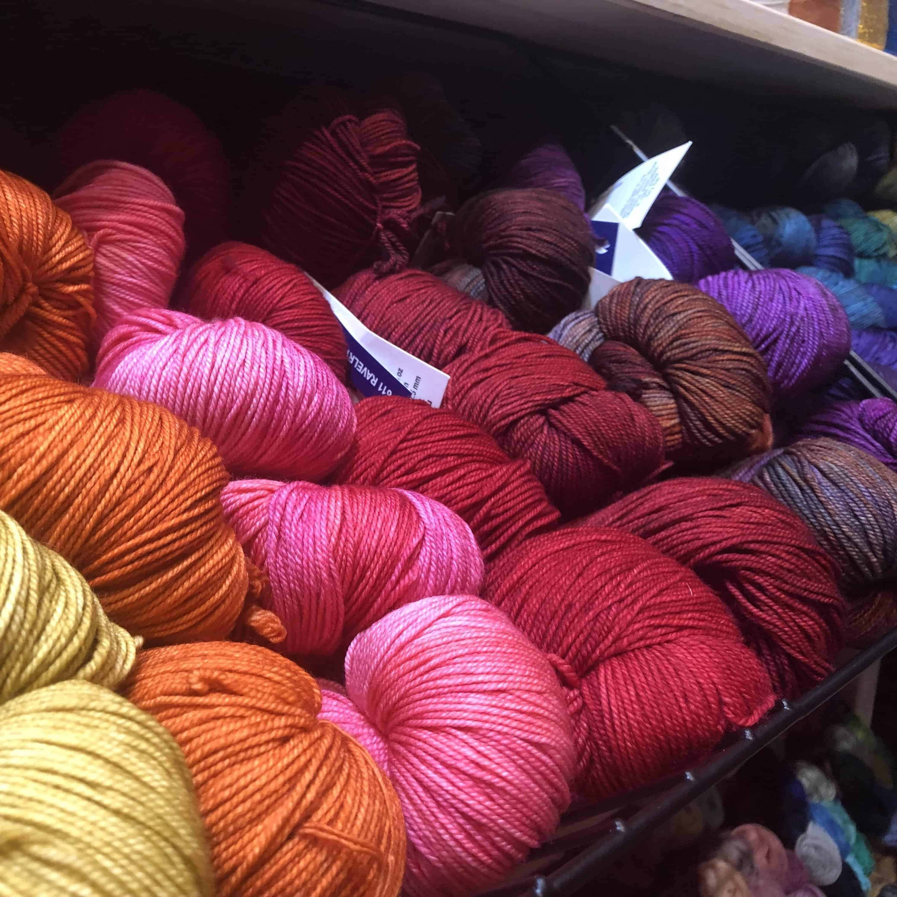 knitting wool, skeins of yarn, warm reds, 2K Desktop Wallpaper