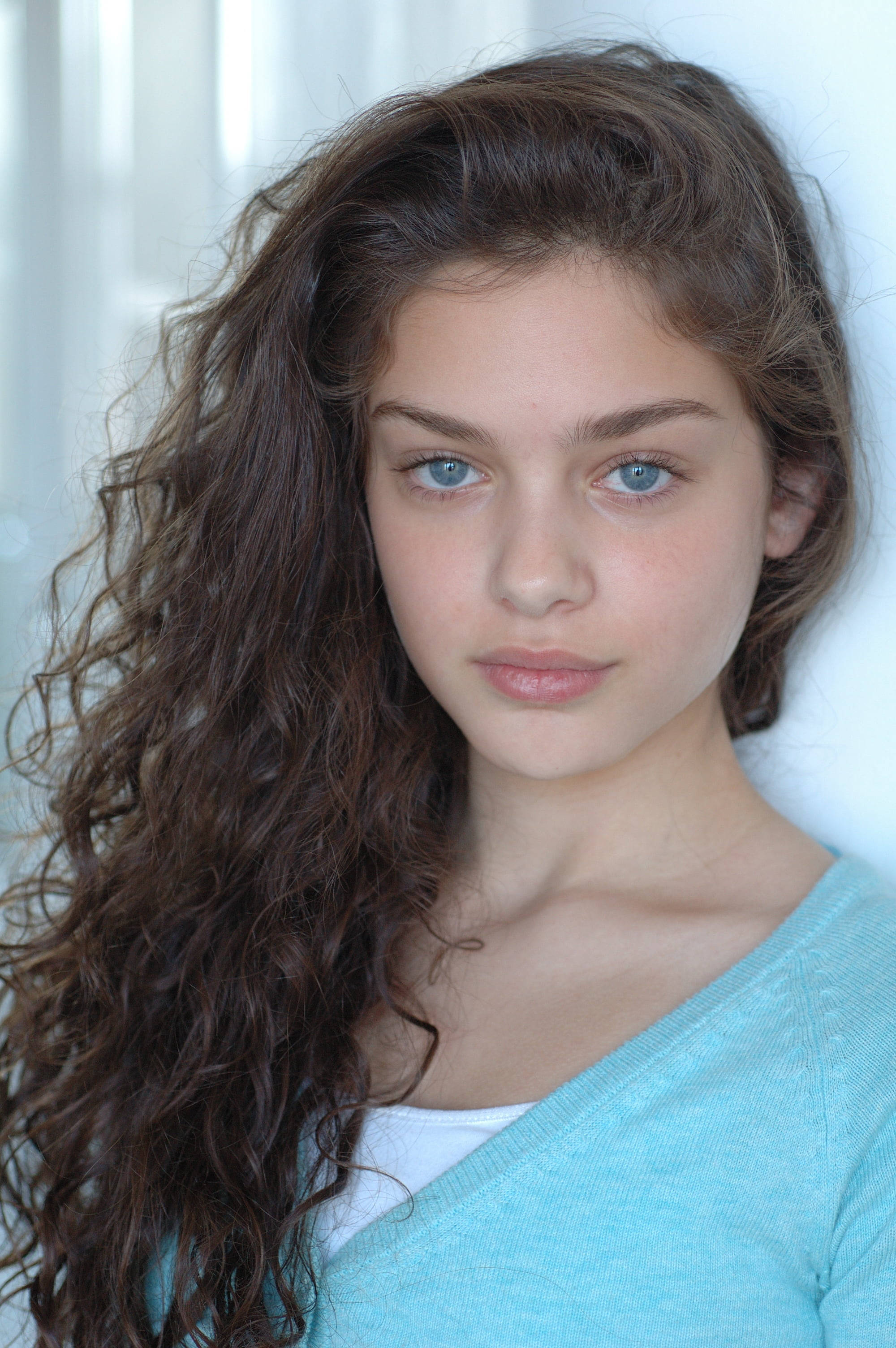 blue-eyed girl, voluminous curly hair, long wavy brown hair, 2K Phone Wallpaper