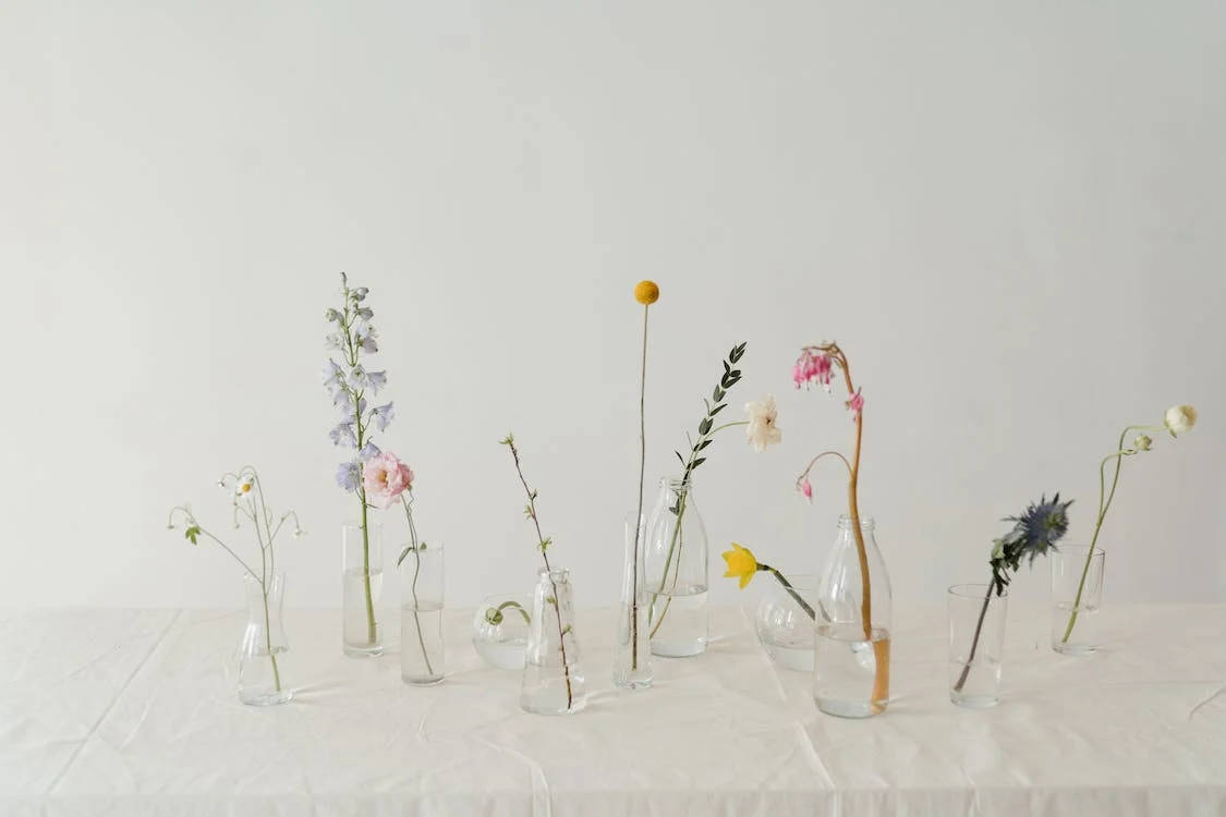 flowers, clear glass vase, white cloth, SD Desktop Wallpaper