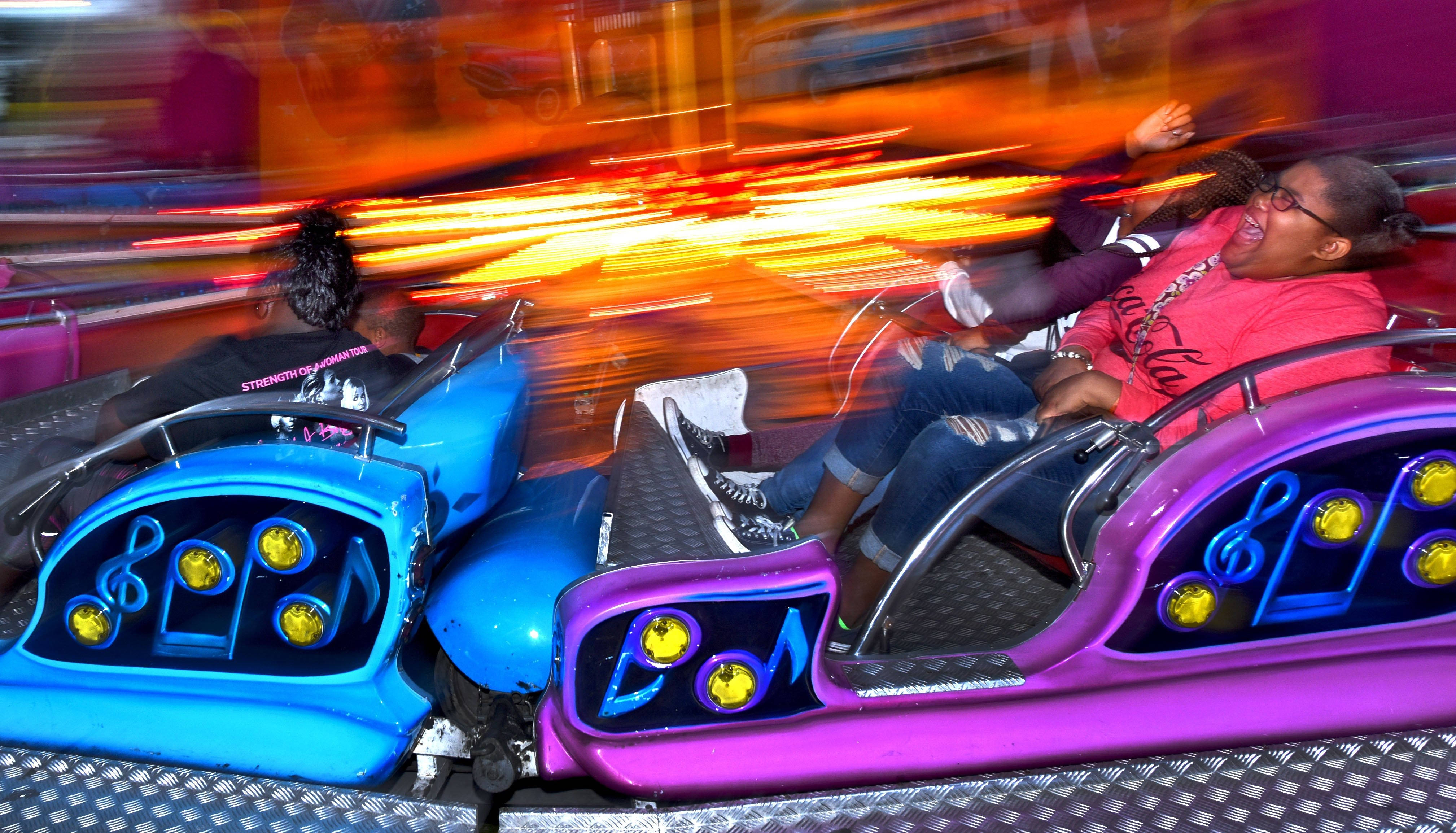 fair ride, vibrant blue and purple, glowing lights, 4K Desktop Wallpaper