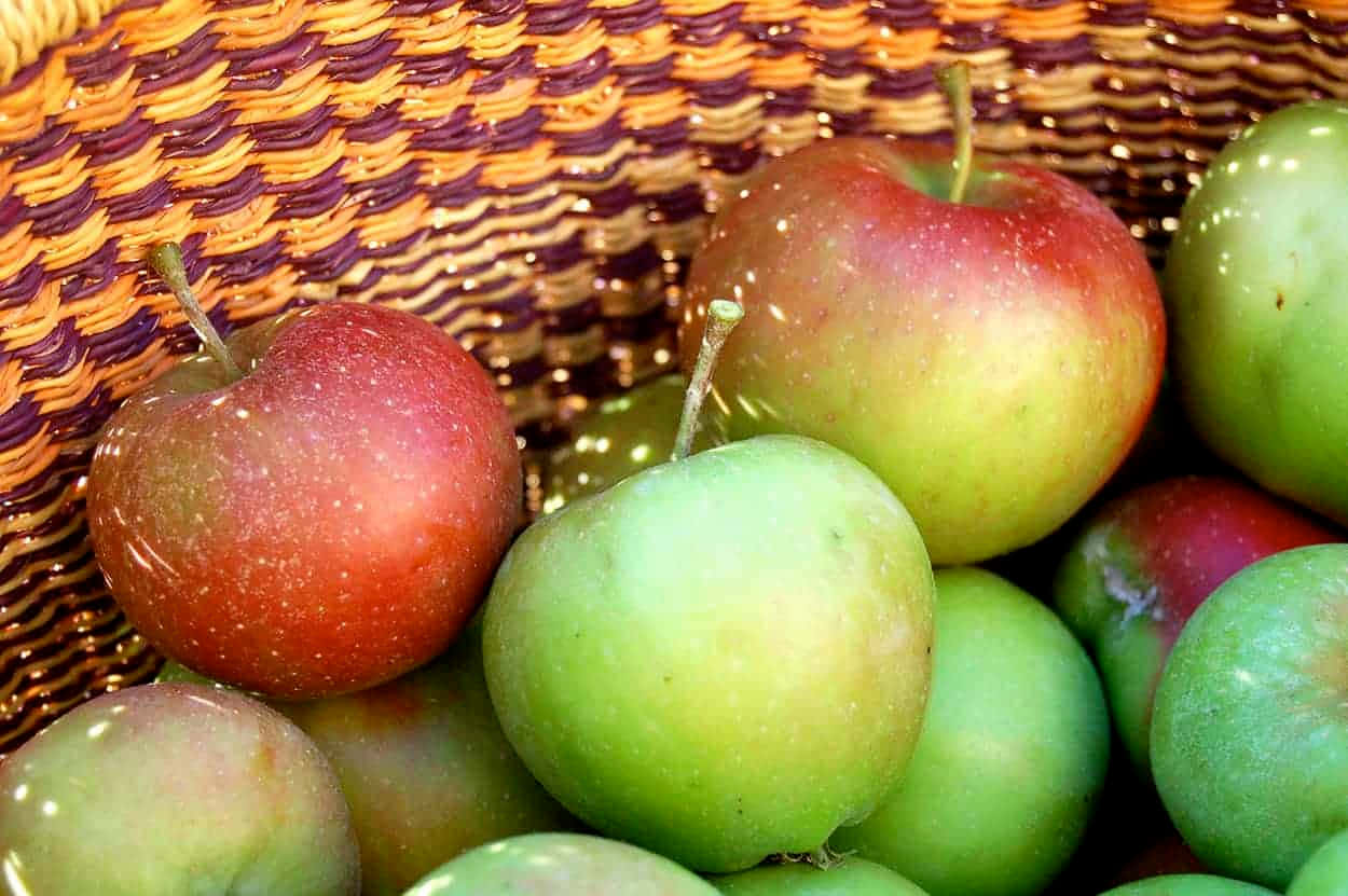 Fall Apples, woven basket, ripe red apples, SD Desktop Wallpaper