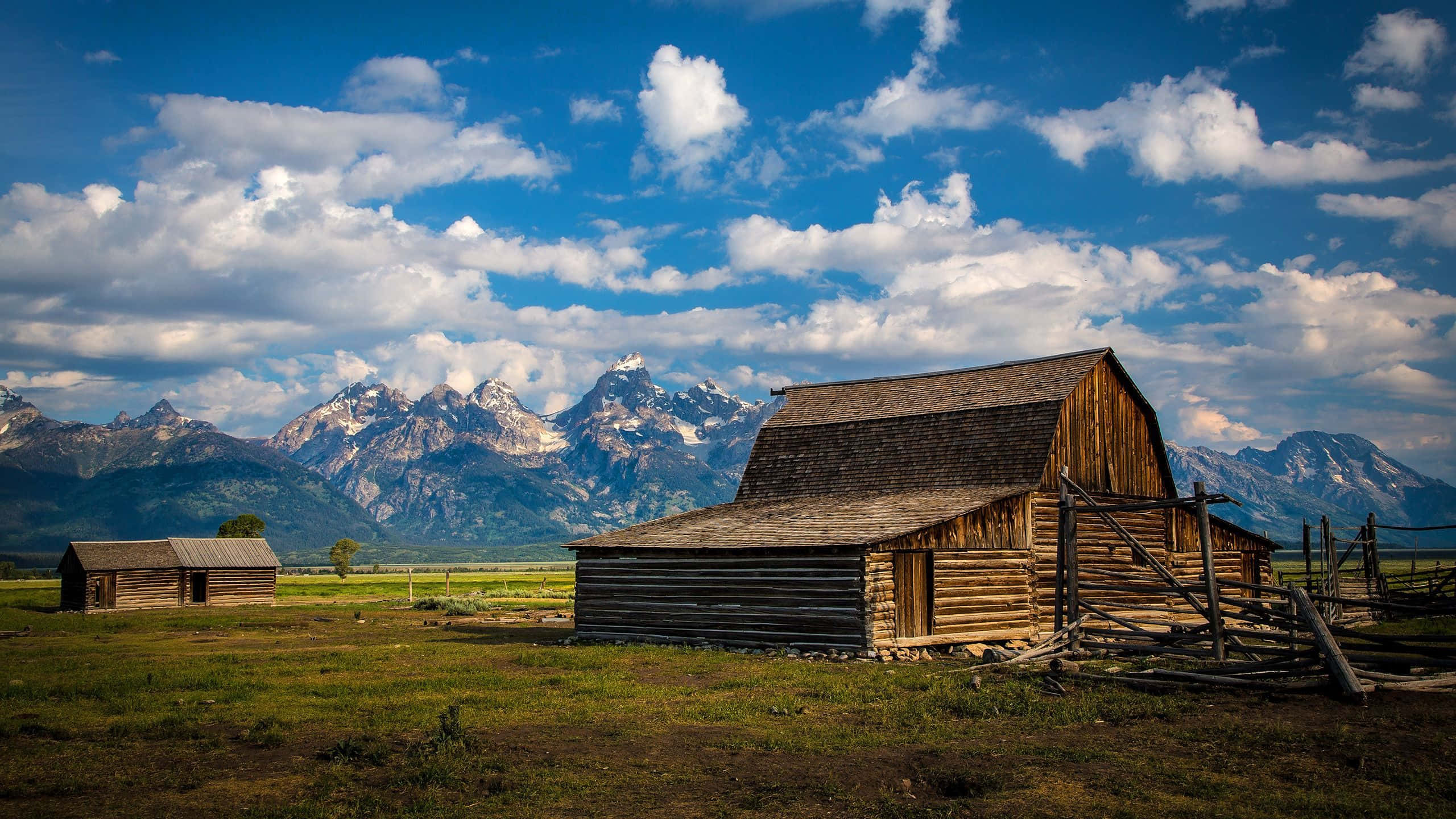 Fall Barn, rustic wooden barn, grassy field, 2K Desktop Wallpaper