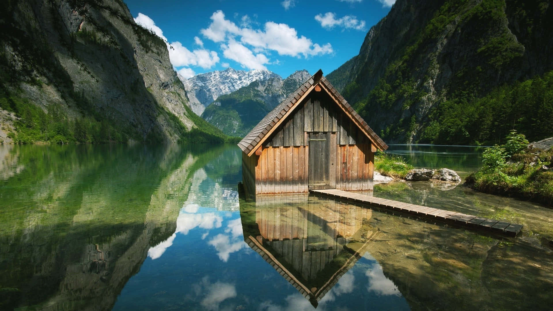 rustic wooden cabin, alpine lake, towering green mountains, Full HD Desktop Wallpaper