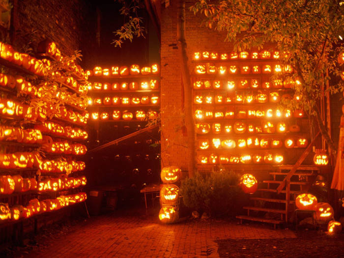 jack-o'-lanterns, brick courtyard, night, SD Desktop Wallpaper