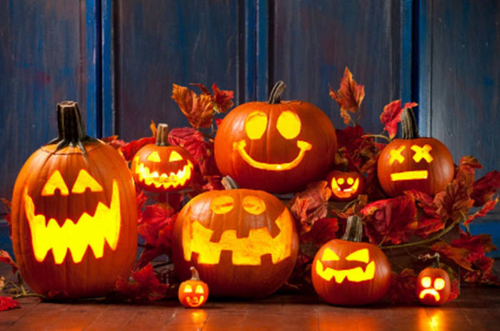 smiling lanterns, jack-o'-lanterns, autumn leaves, SD Desktop Wallpaper