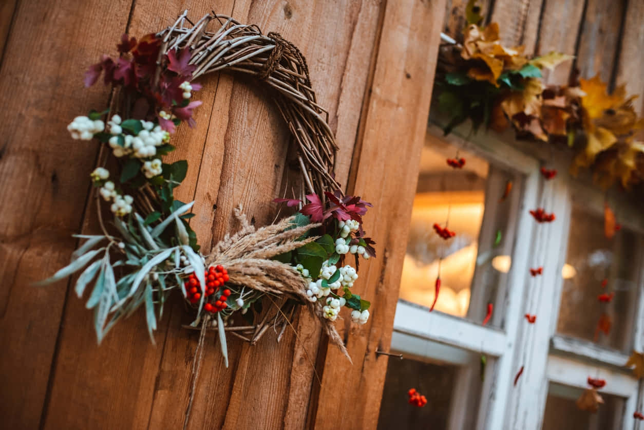 Fall Wreath, rustic wooden door, red berries, SD Desktop Wallpaper