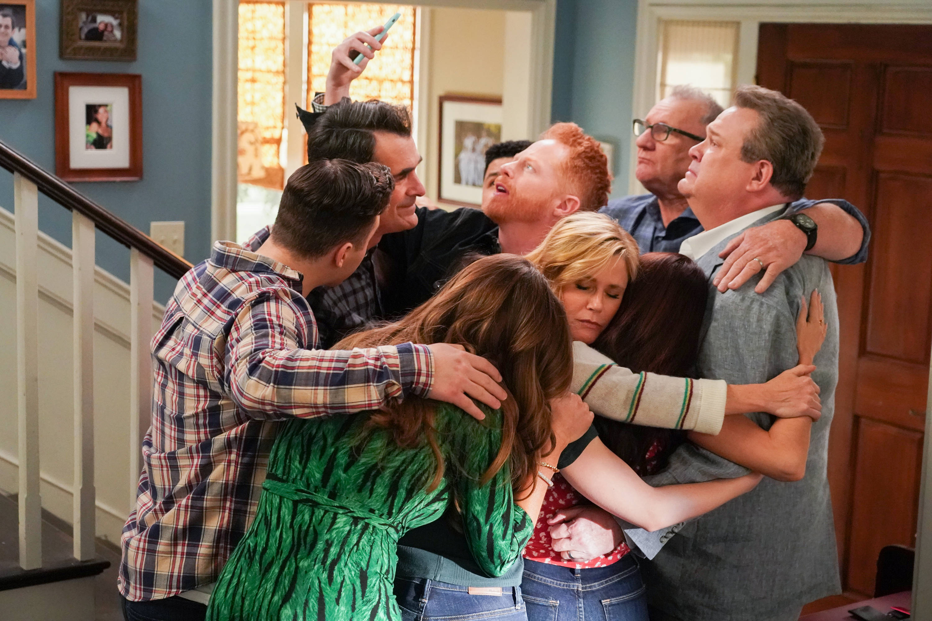 Modern Family, finale hug scene, group hug, 2K Desktop Wallpaper
