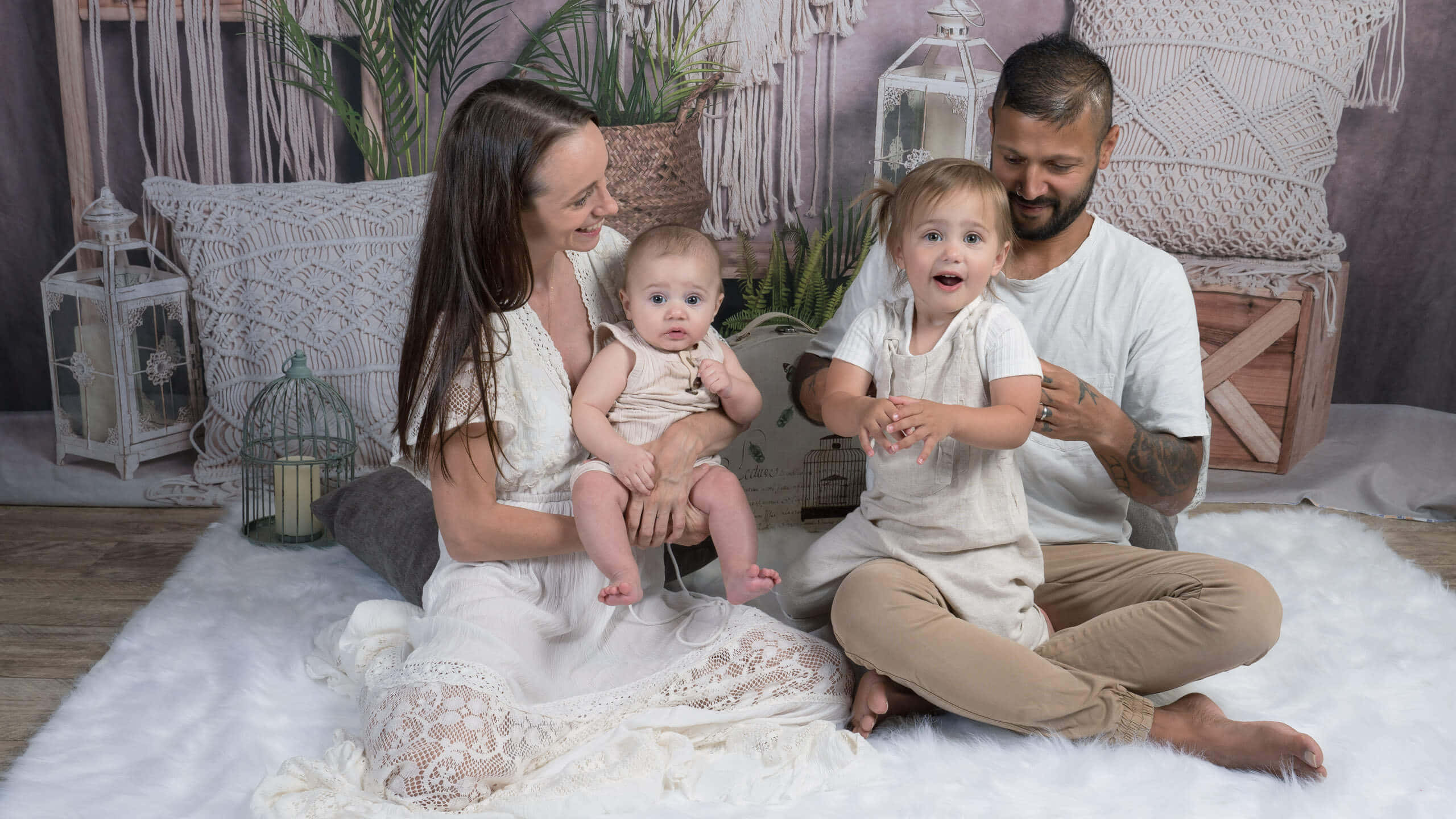 family of four, fluffy white rug, macrame decor, 2K Desktop Wallpaper