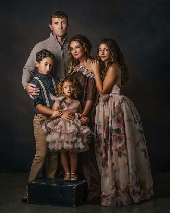 Family Portrait, studio, dark backdrop, SD Phone Wallpaper