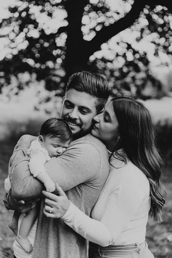 Family Portrait, black and white photo, smiling couple, SD Phone Wallpaper