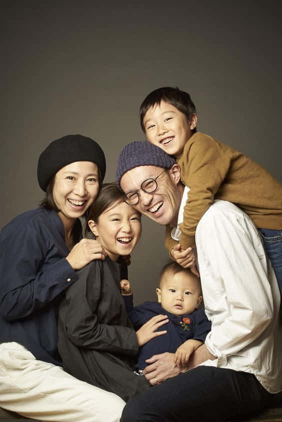 Family Portrait, five, warmly lit studio, SD Phone Wallpaper