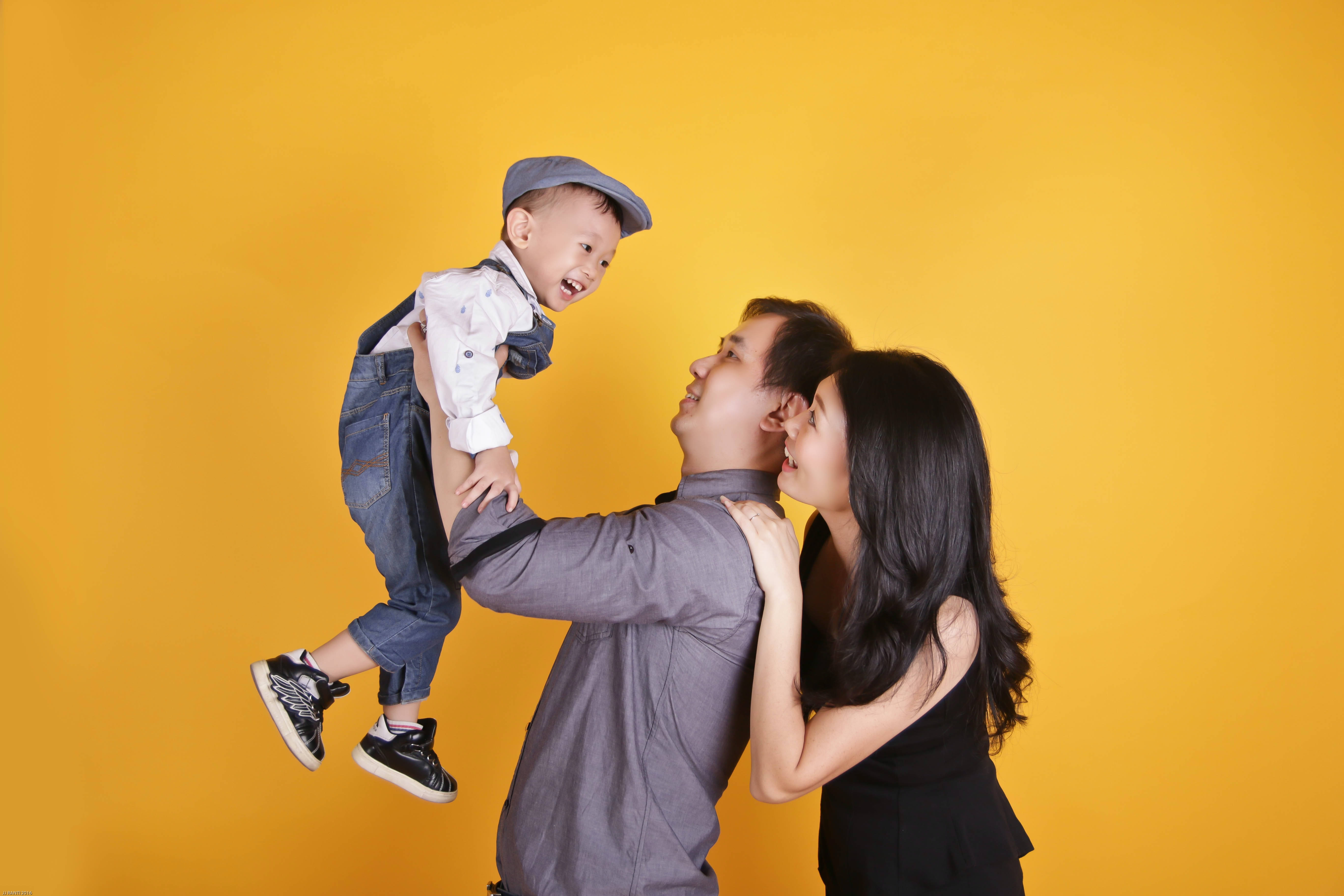 Asian family, father, laughing toddler, 5K Desktop Wallpaper