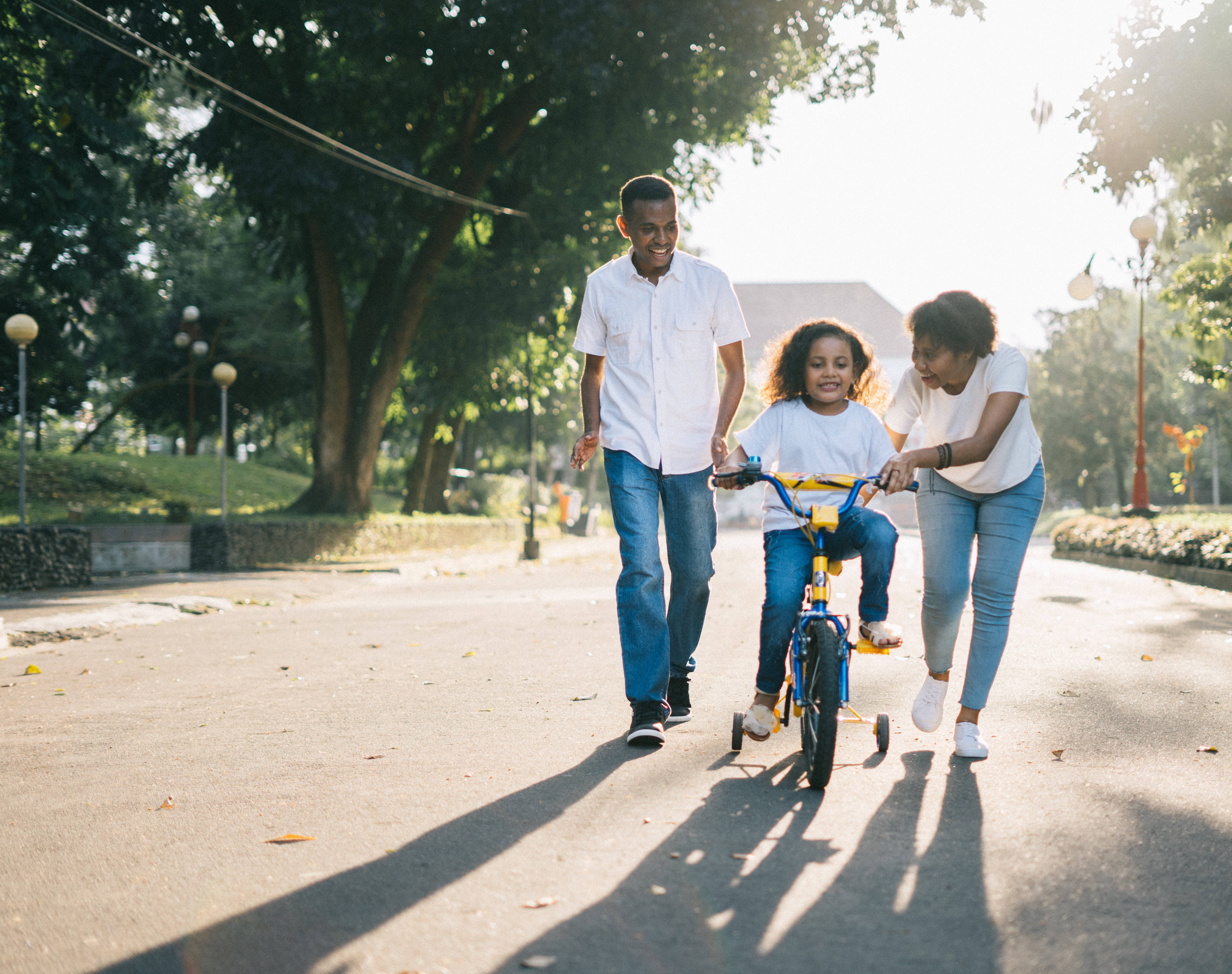 Family, tricycle, sunlit park, 4K Desktop Wallpaper