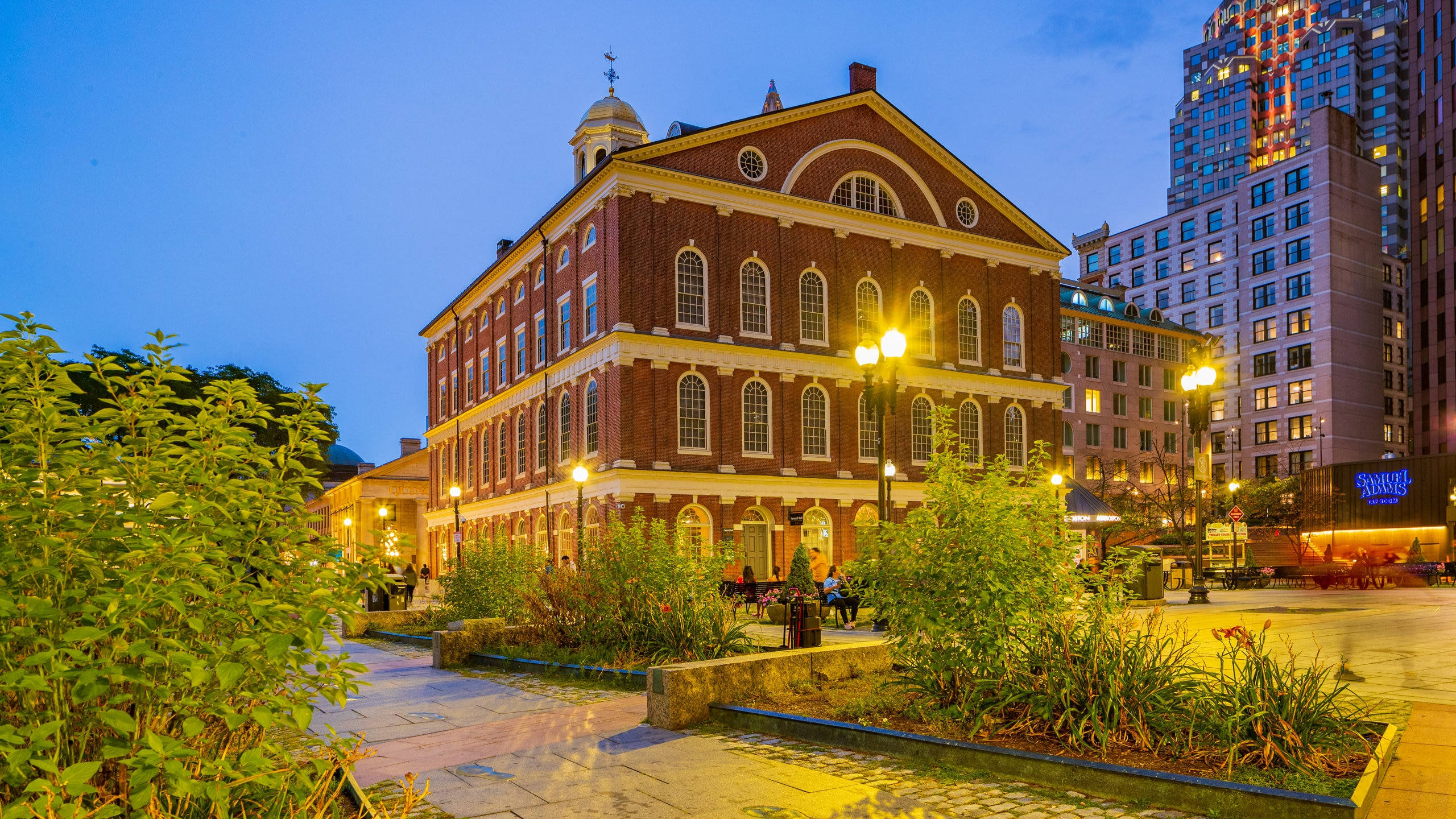 Faneuil Hall, red brick, white trim, 2K Desktop Wallpaper