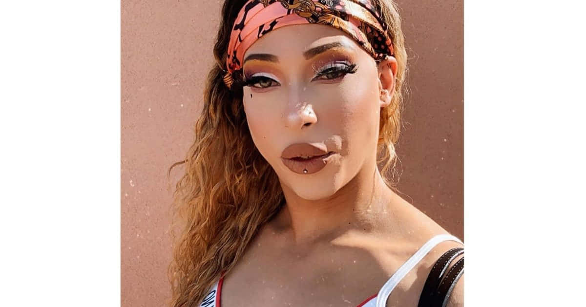bold makeup, patterned headband, warm-toned wall, SD Desktop Wallpaper