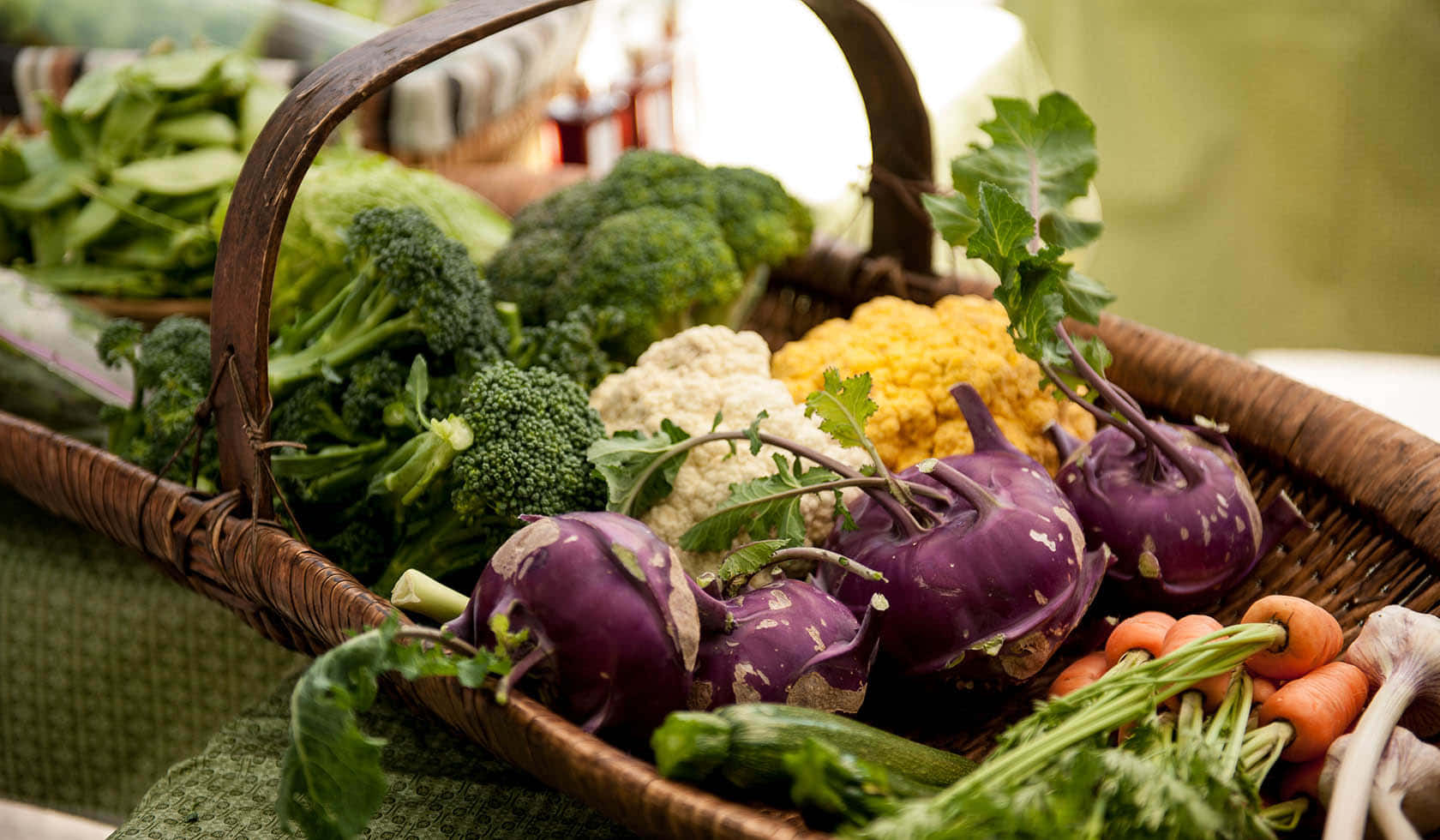 farmers market, rustic woven basket, purple kohlrabi, HD Desktop Wallpaper