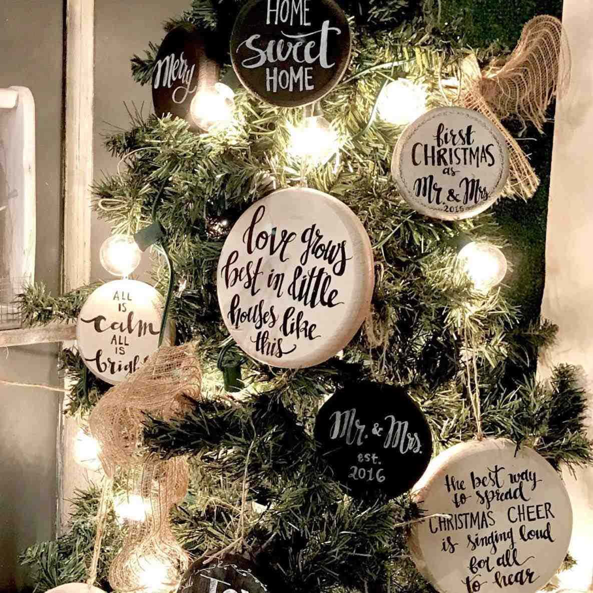 Farmhouse Christmas, Christmas tree, handwritten circular ornaments, SD Desktop Wallpaper