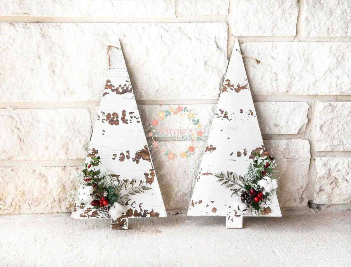 Farmhouse Christmas, rustic white wooden Christmas trees, red berries, SD Desktop Wallpaper