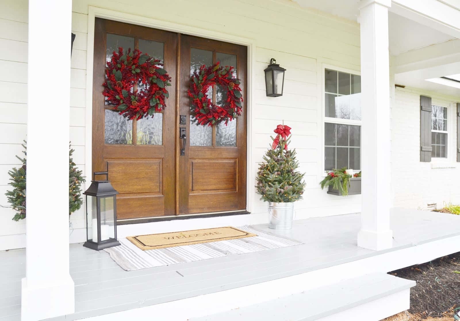 white front porch, red berry wreaths, decorated tree, HD Desktop Wallpaper
