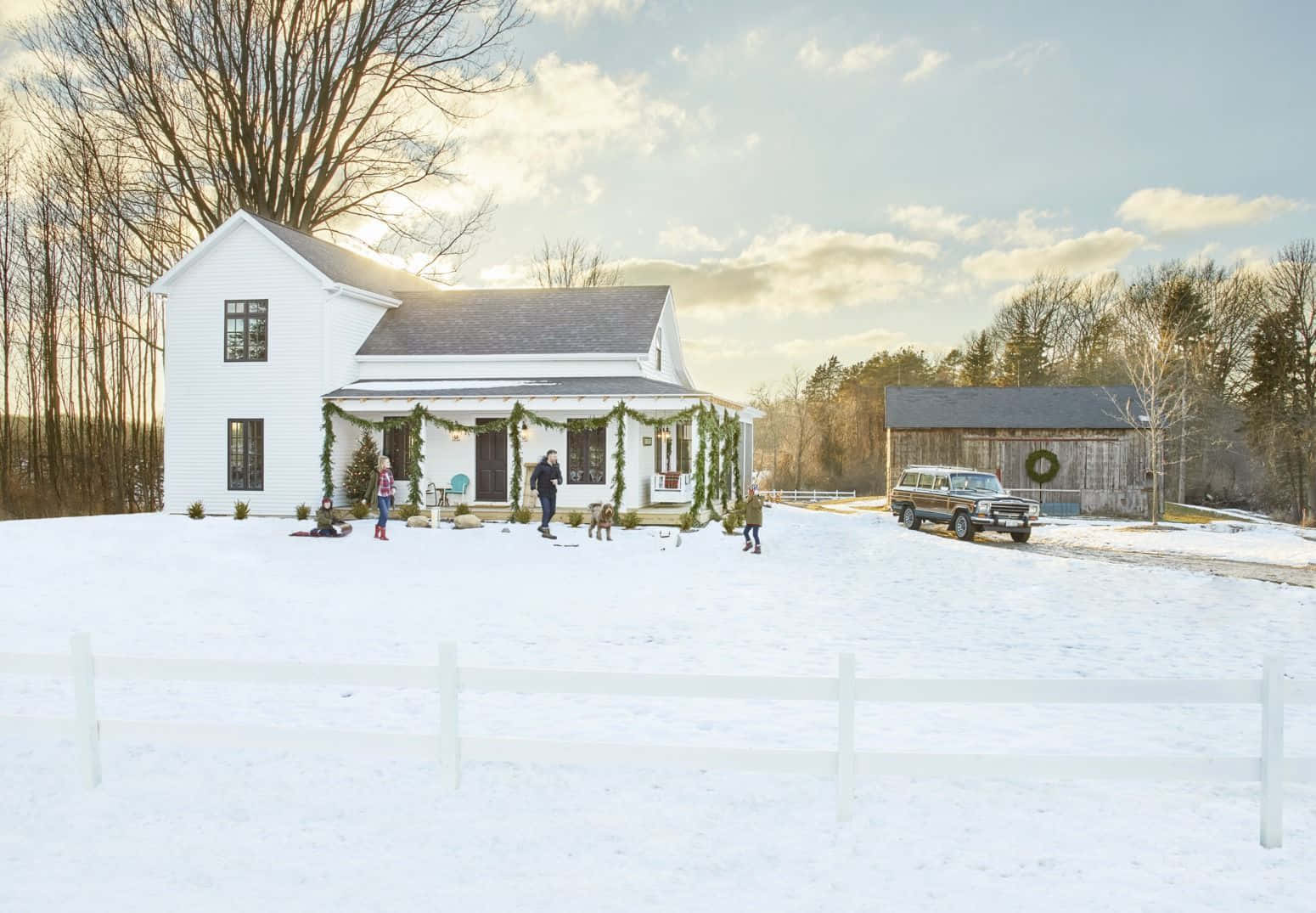 white farmhouse, snow covered yard, green garlands, HD Desktop Wallpaper