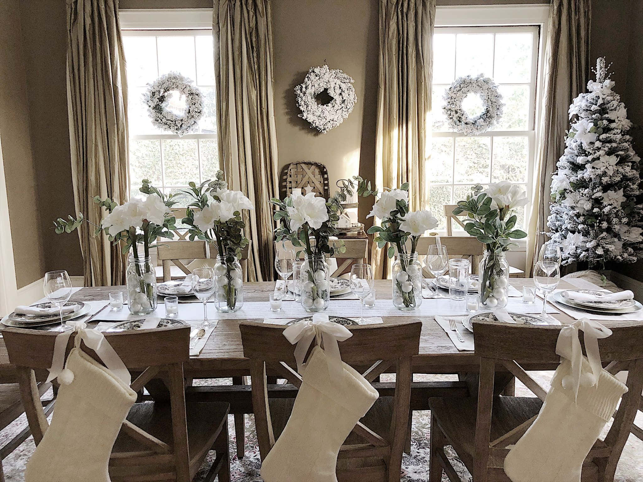 White Porcelain Farmhouse Christmas Banquet, rustic dining table, white floral centerpieces, Full HD Desktop Wallpaper