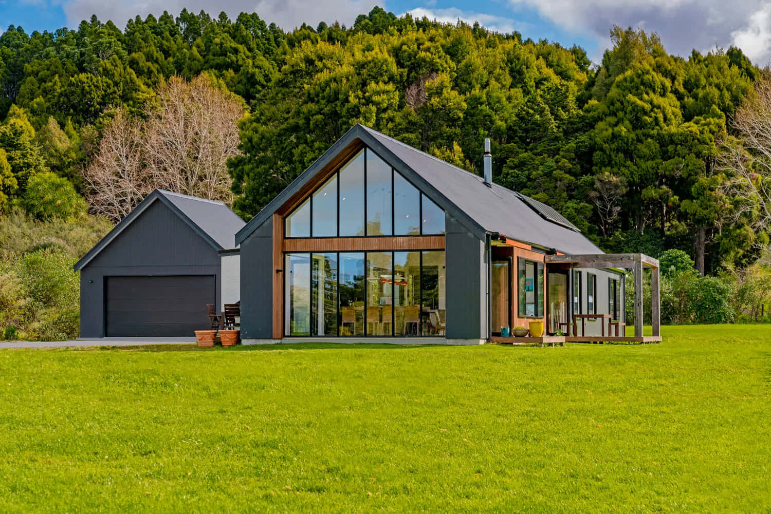 modern gray house, large glass windows, vibrant green lawn, HD Desktop Wallpaper