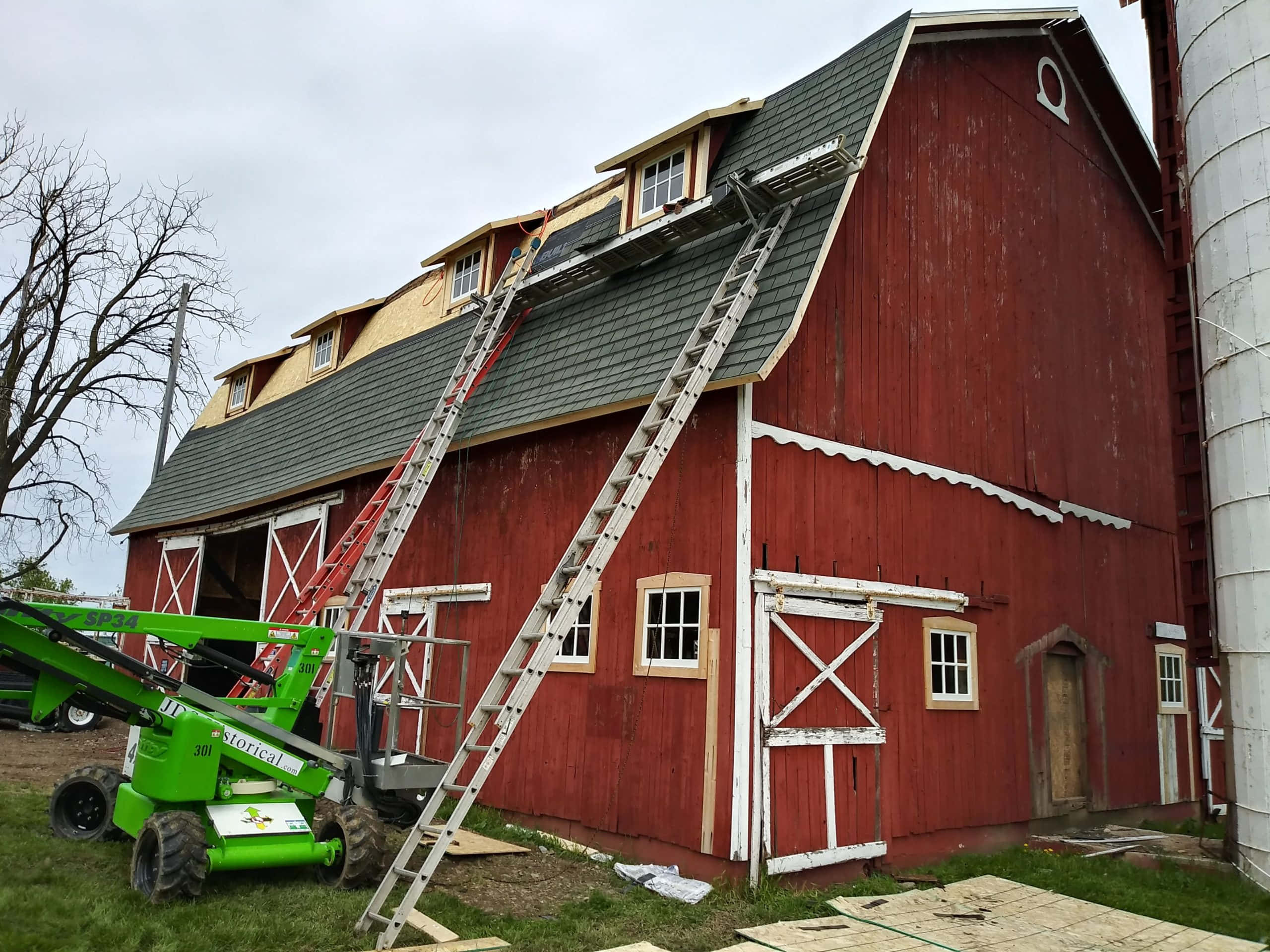 gambrel barn, weathered red barn, white trim, 2K Desktop Wallpaper