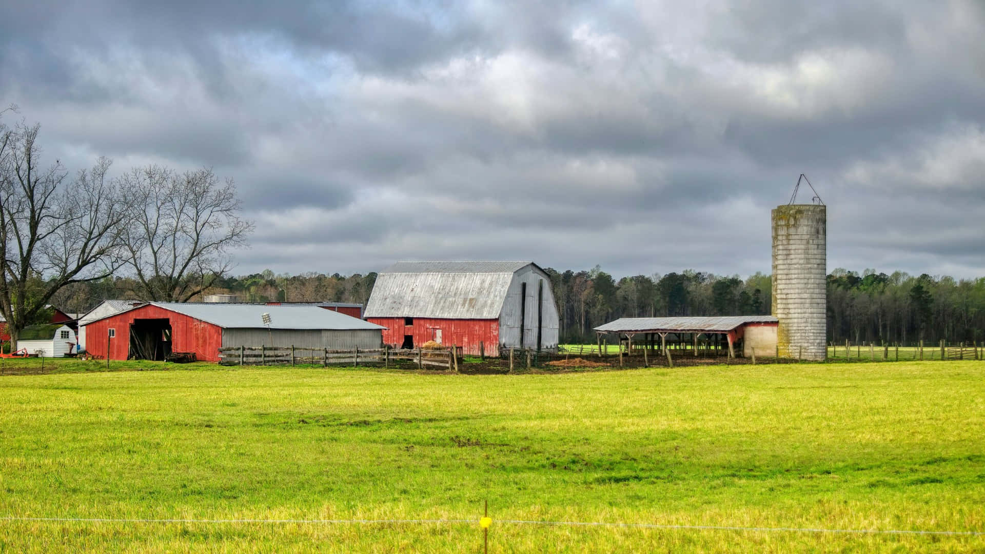 country farm landscape, vibrant green field, weathered red barns, Full HD Desktop Wallpaper
