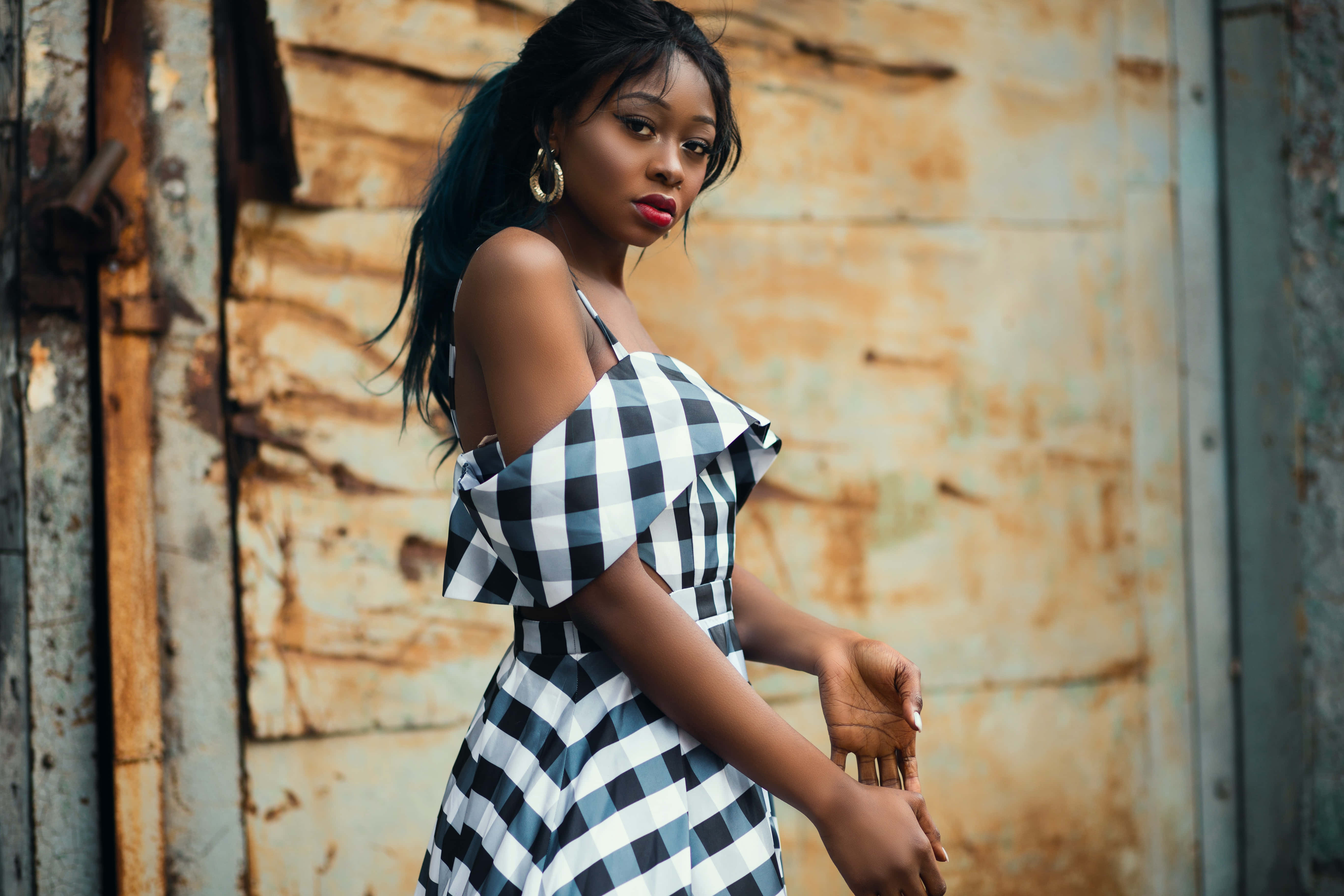teen girl model, black and white checkered dress, rusty metal wall, 5K Desktop Wallpaper