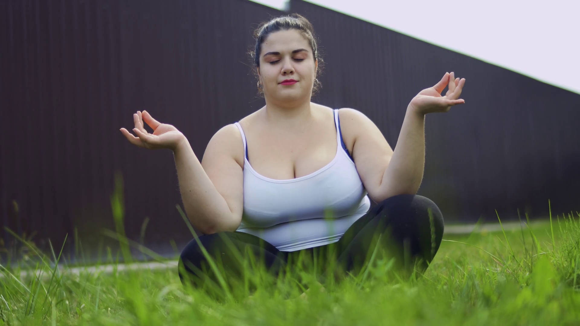 Fat Girl, yoga lotus position, grassy outdoor setting, Full HD Desktop Wallpaper
