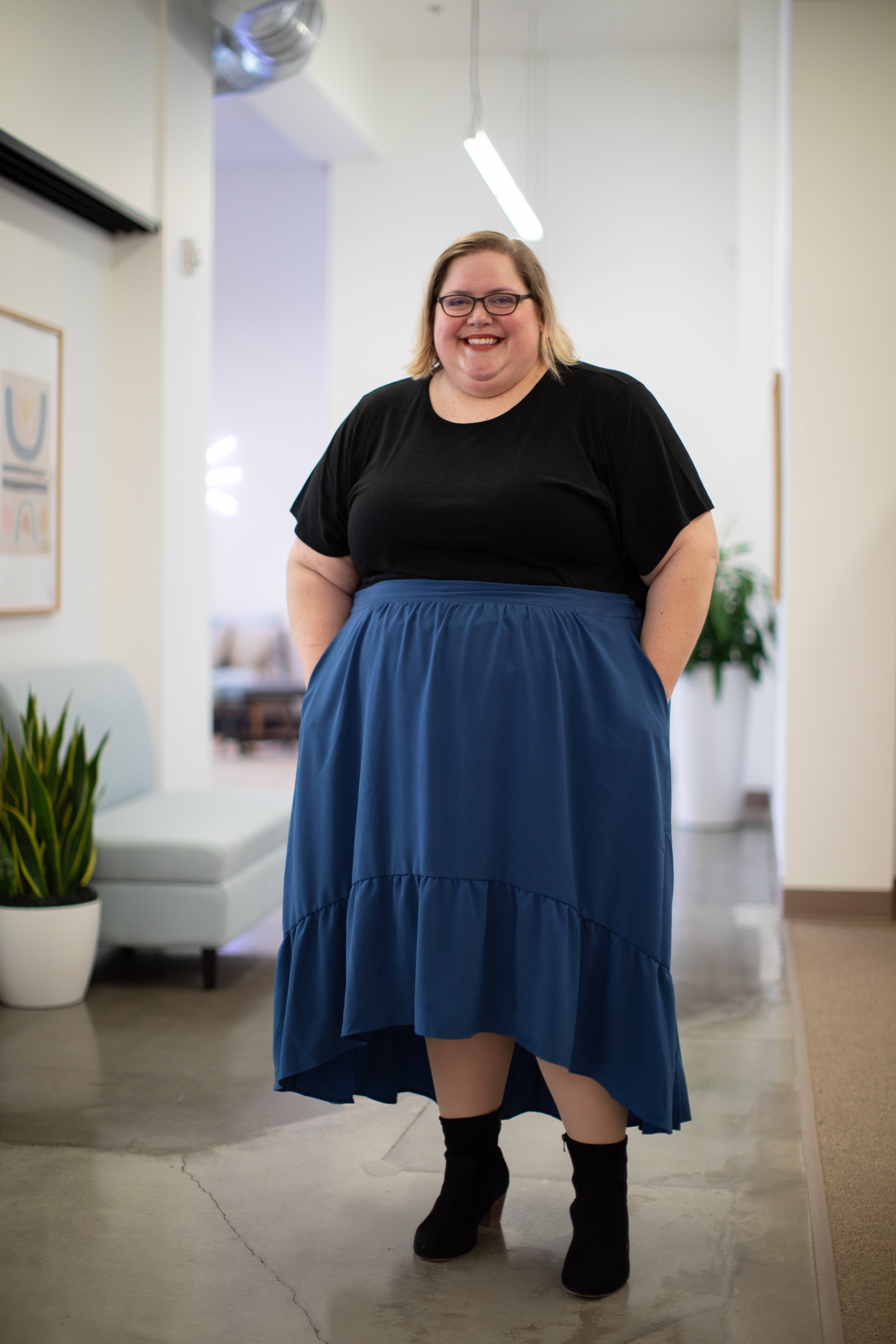 Fat Girl, black top, blue ruffled skirt, 5K Phone Wallpaper
