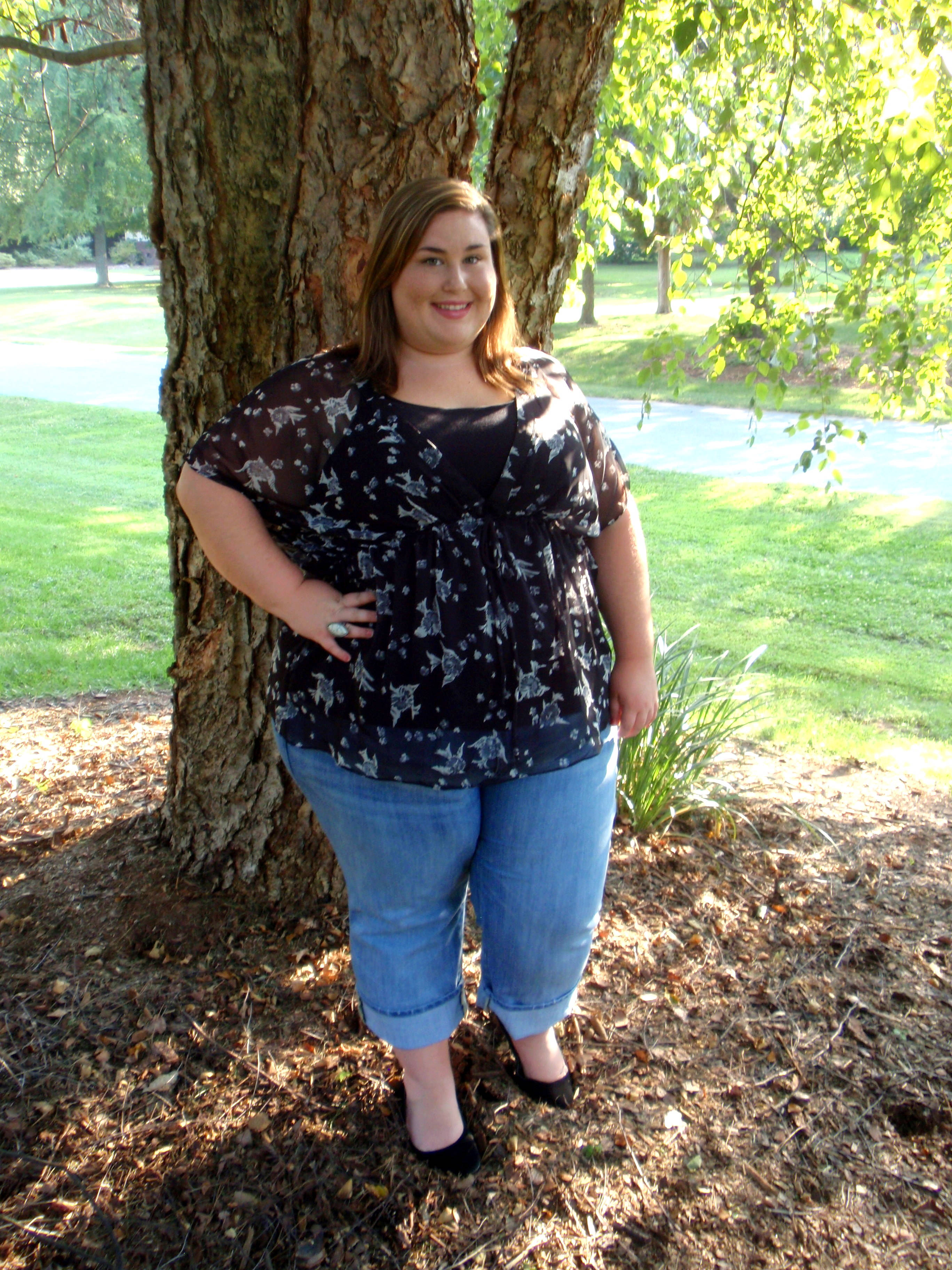 Fat Girl, patterned blouse, jeans, 2K Phone Wallpaper