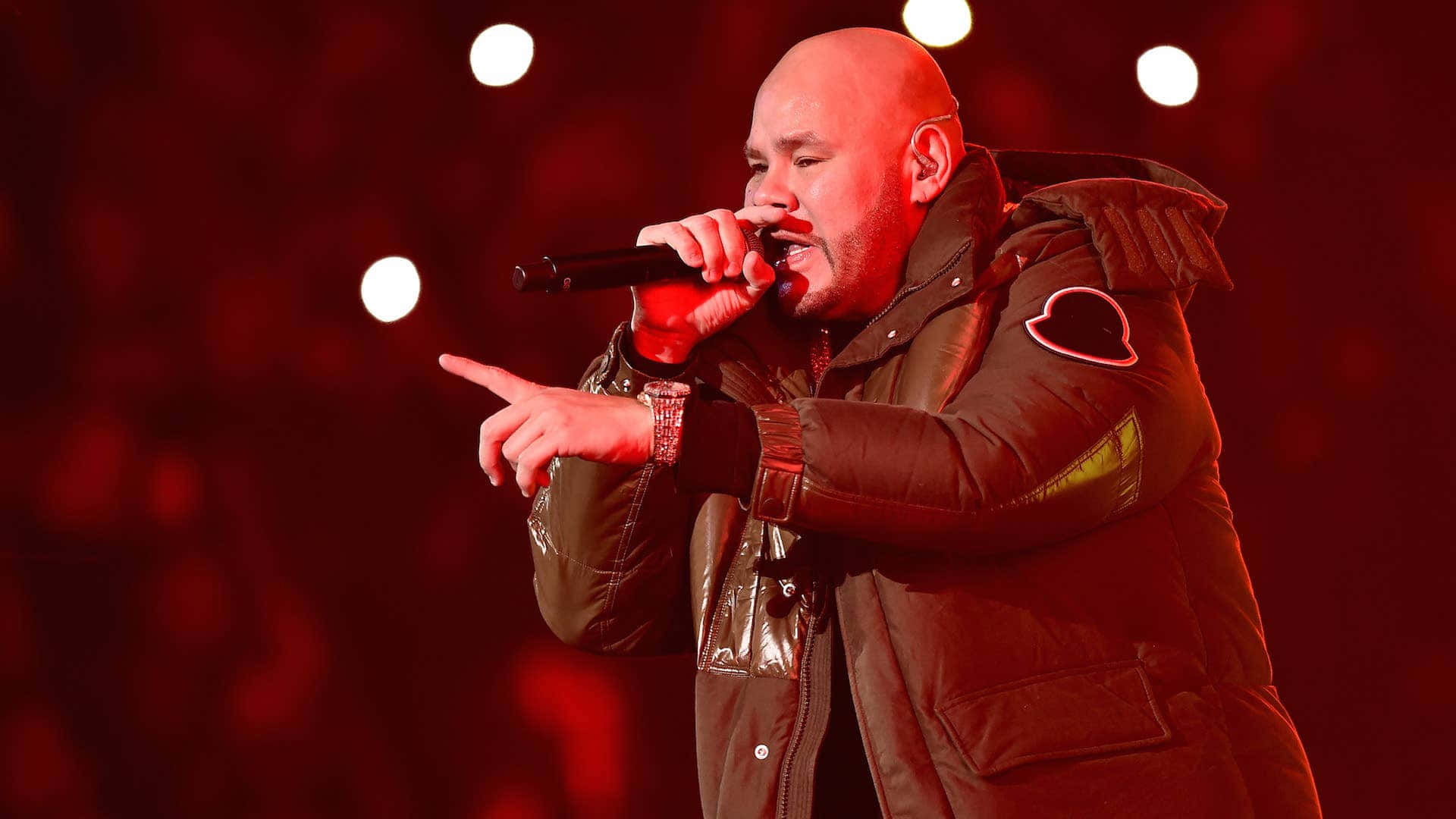 Fat Joe, dark puffer jacket, intense red stage lights, Full HD Desktop Wallpaper