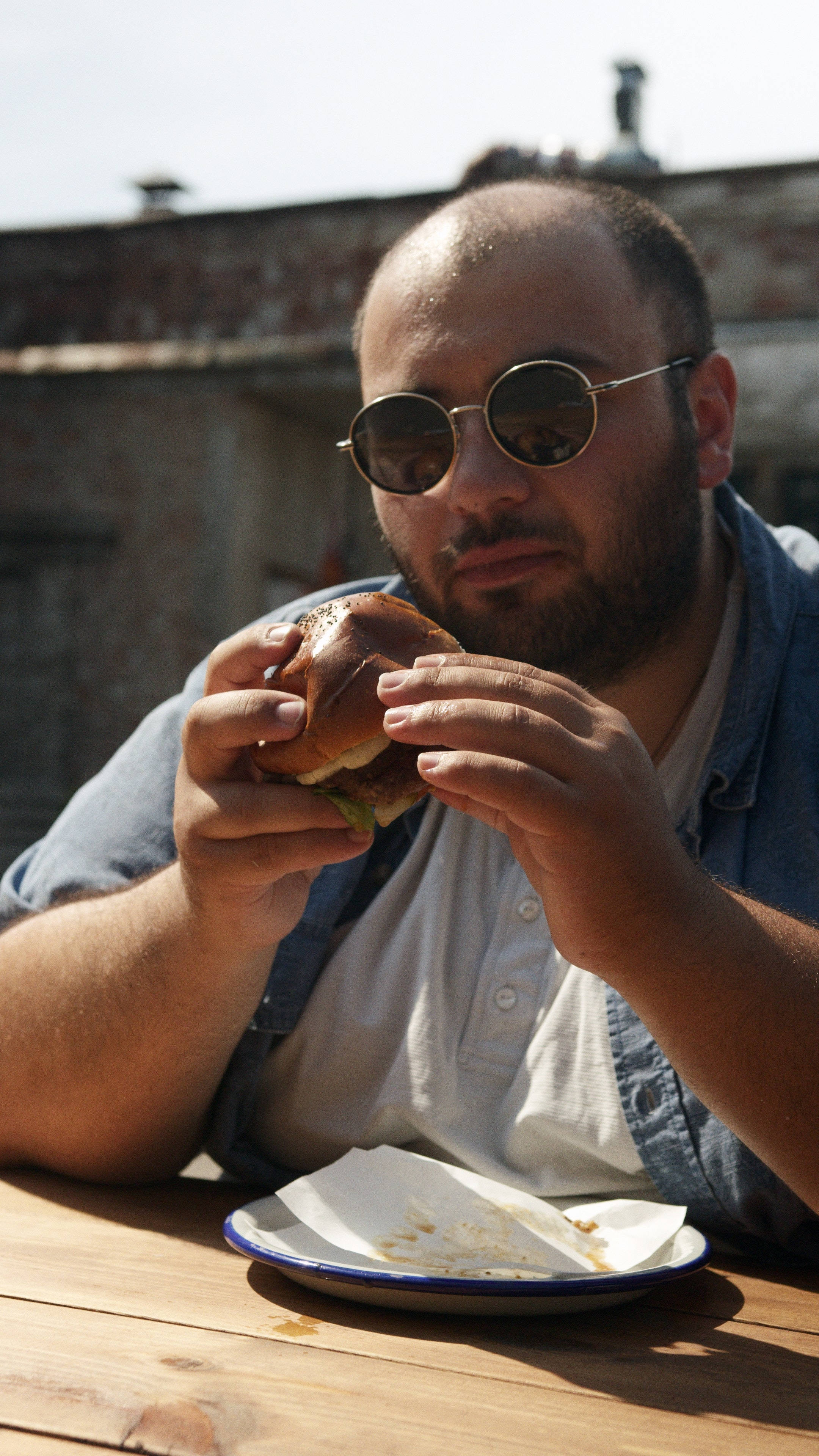 bearded man, sunglasses, juicy burger, 4K Phone Wallpaper