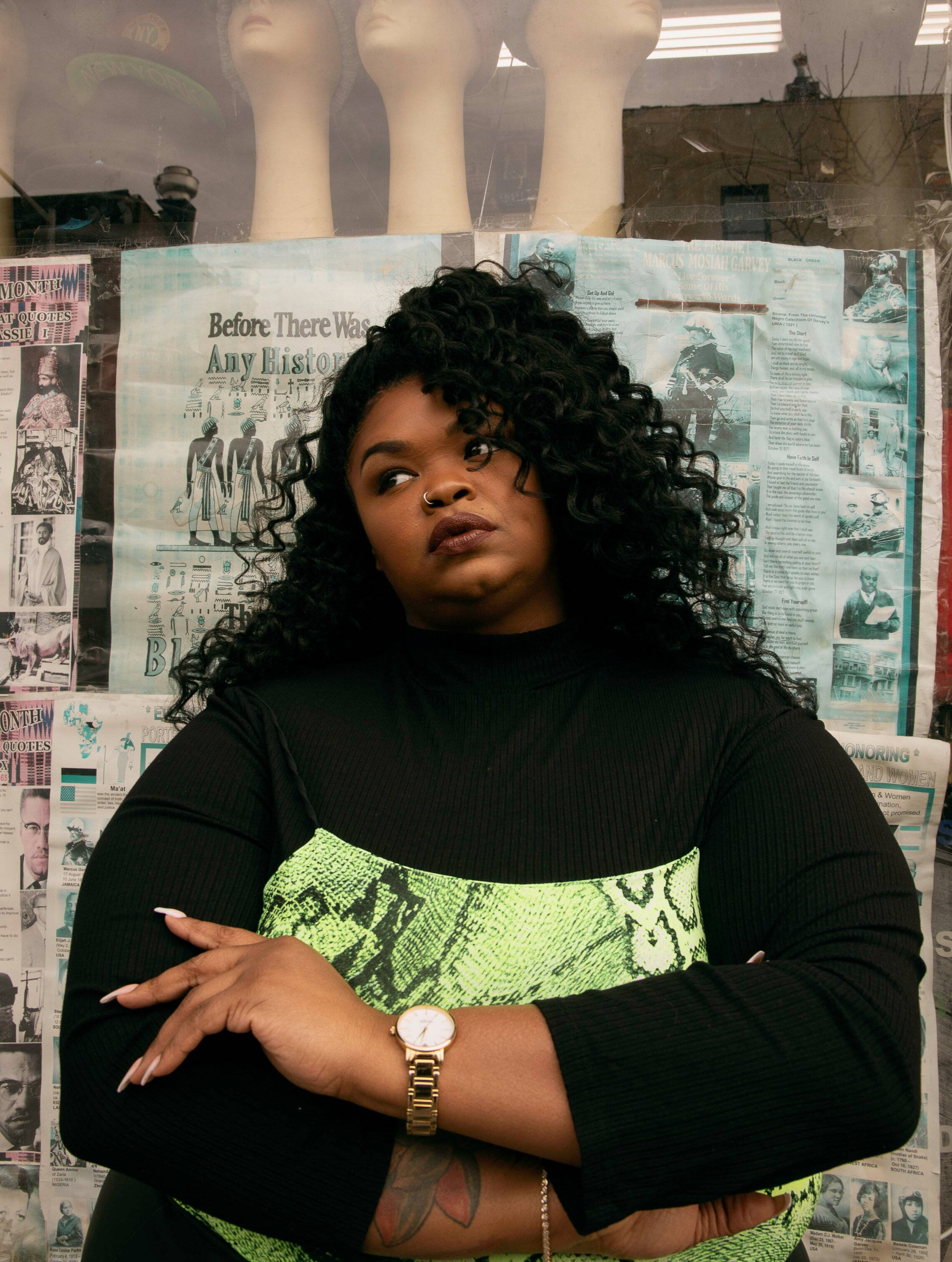 Fat Person, curly hair, green snakeskin top, 2K Phone Wallpaper