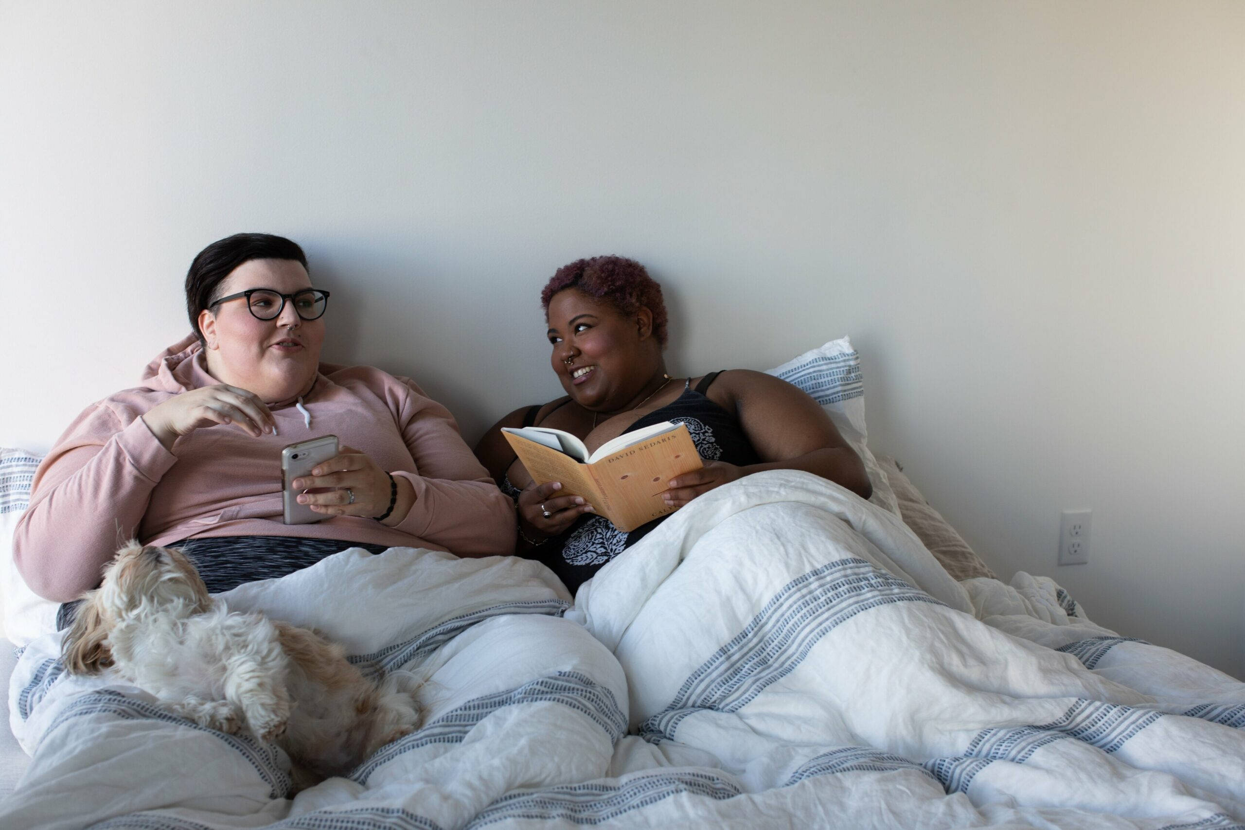 Fat Person, bed, book, 2K Desktop Wallpaper