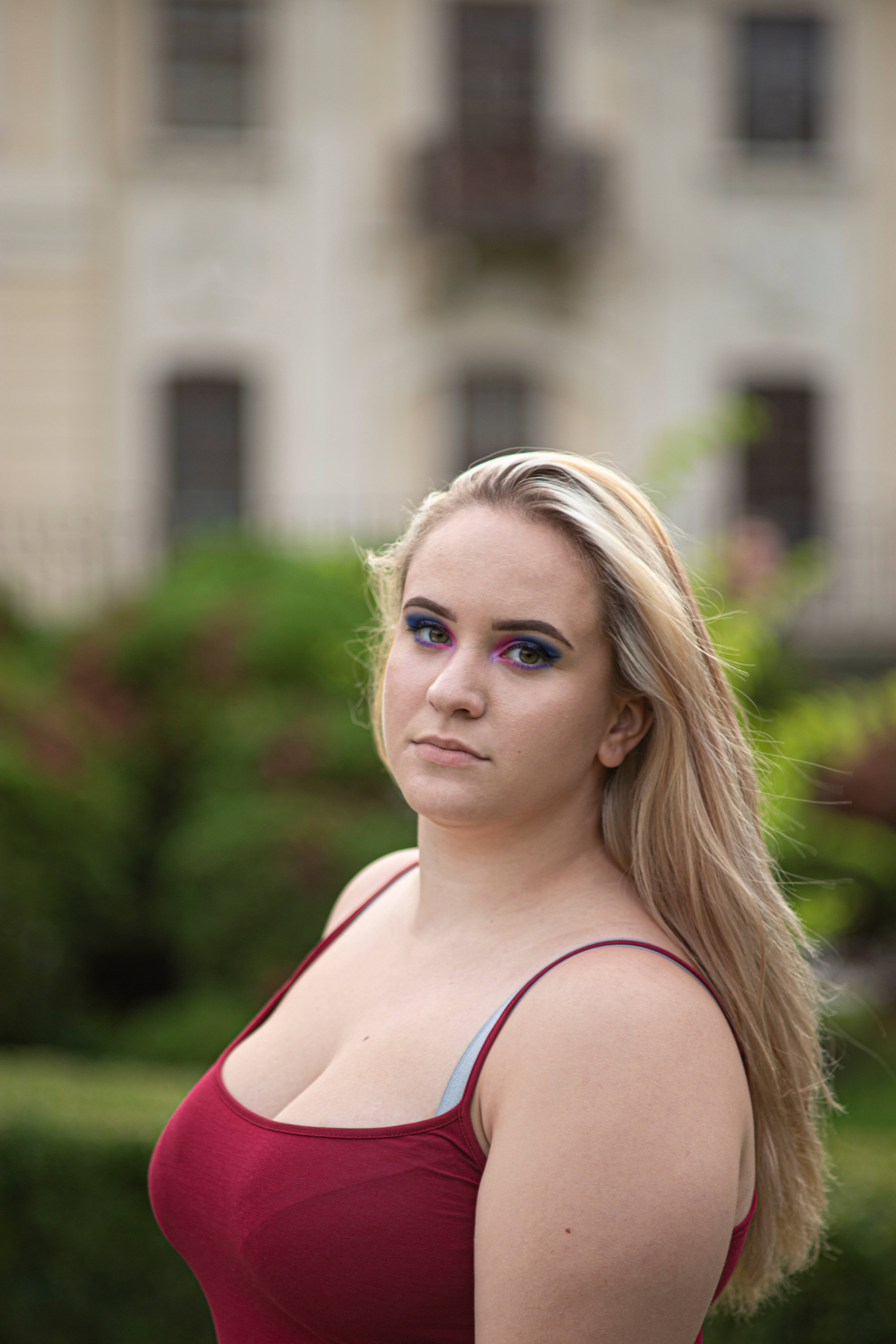 blonde hair, bold purple eyeshadow, red tank top, 5K Phone Wallpaper