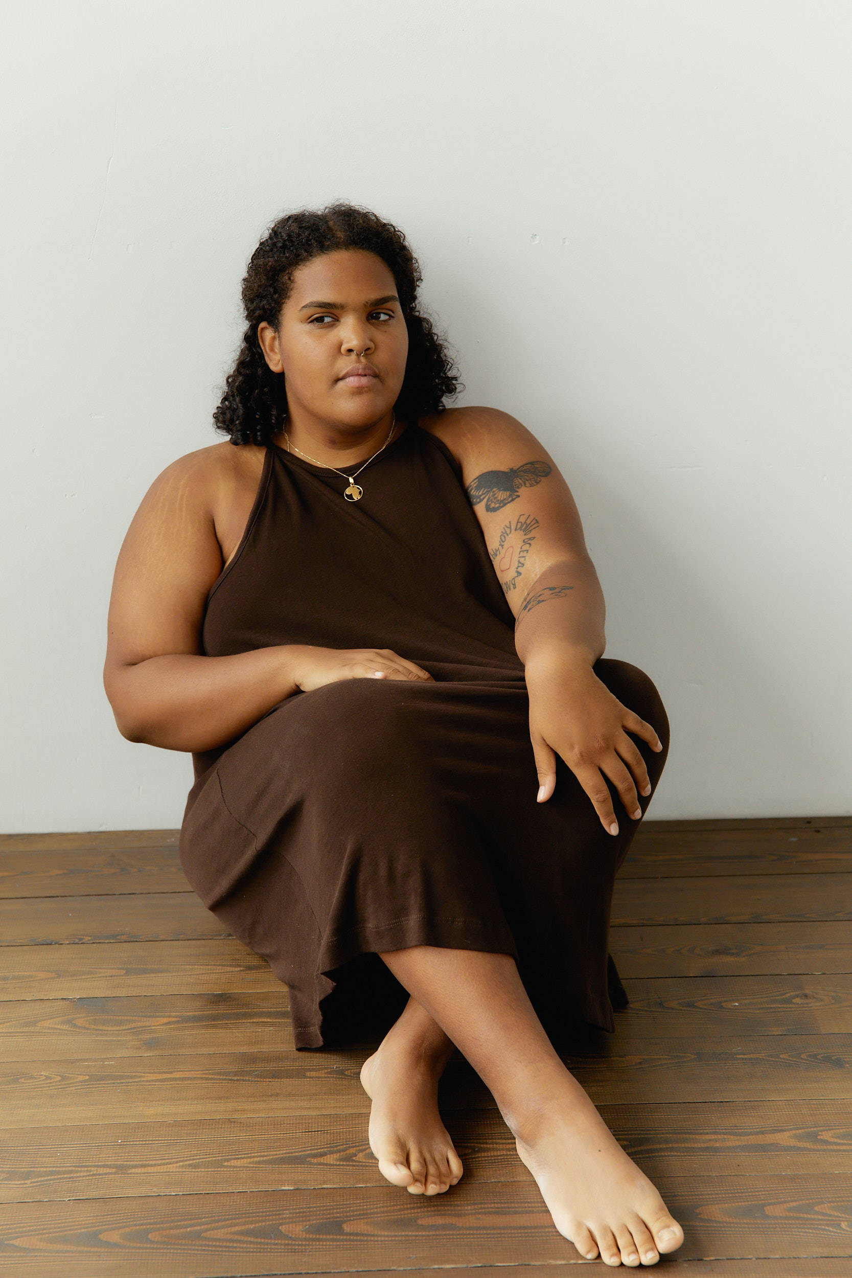 fat woman, curly hair, arm tattoos, Full HD Phone Wallpaper