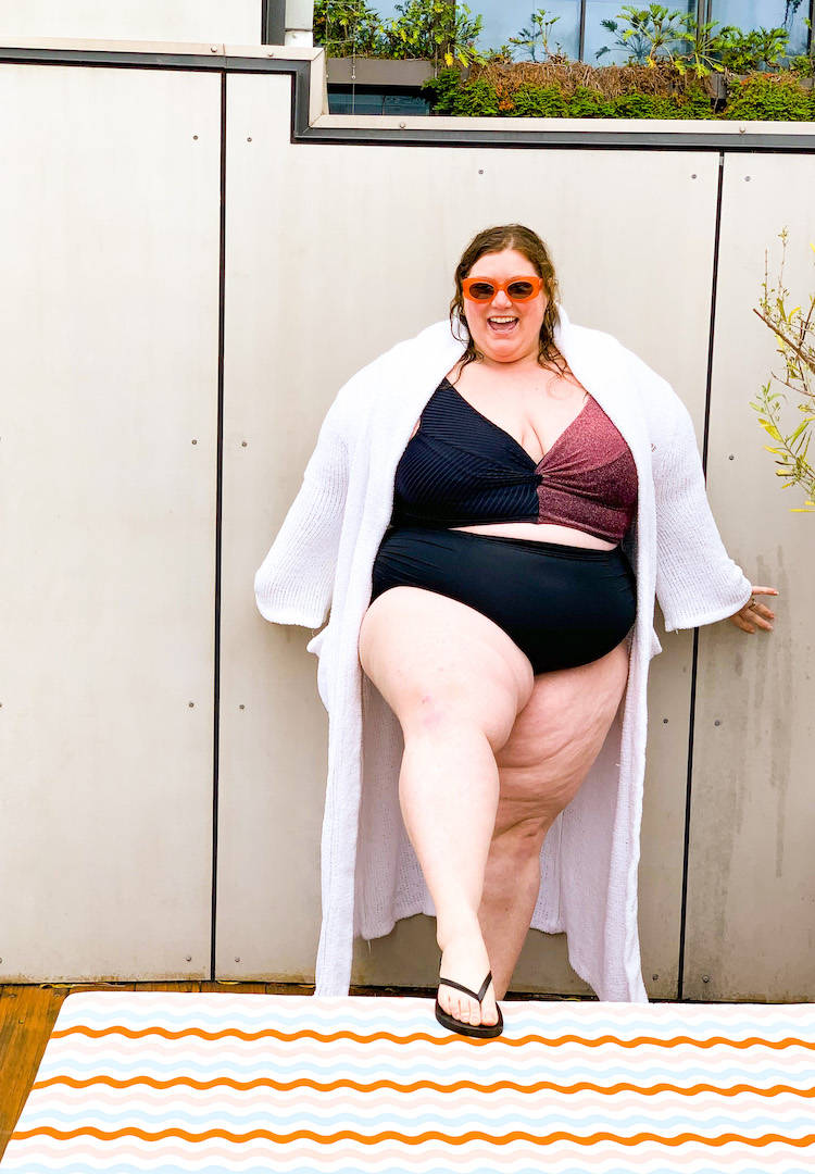 fat woman, two-toned swimsuit, white robe, SD Phone Wallpaper