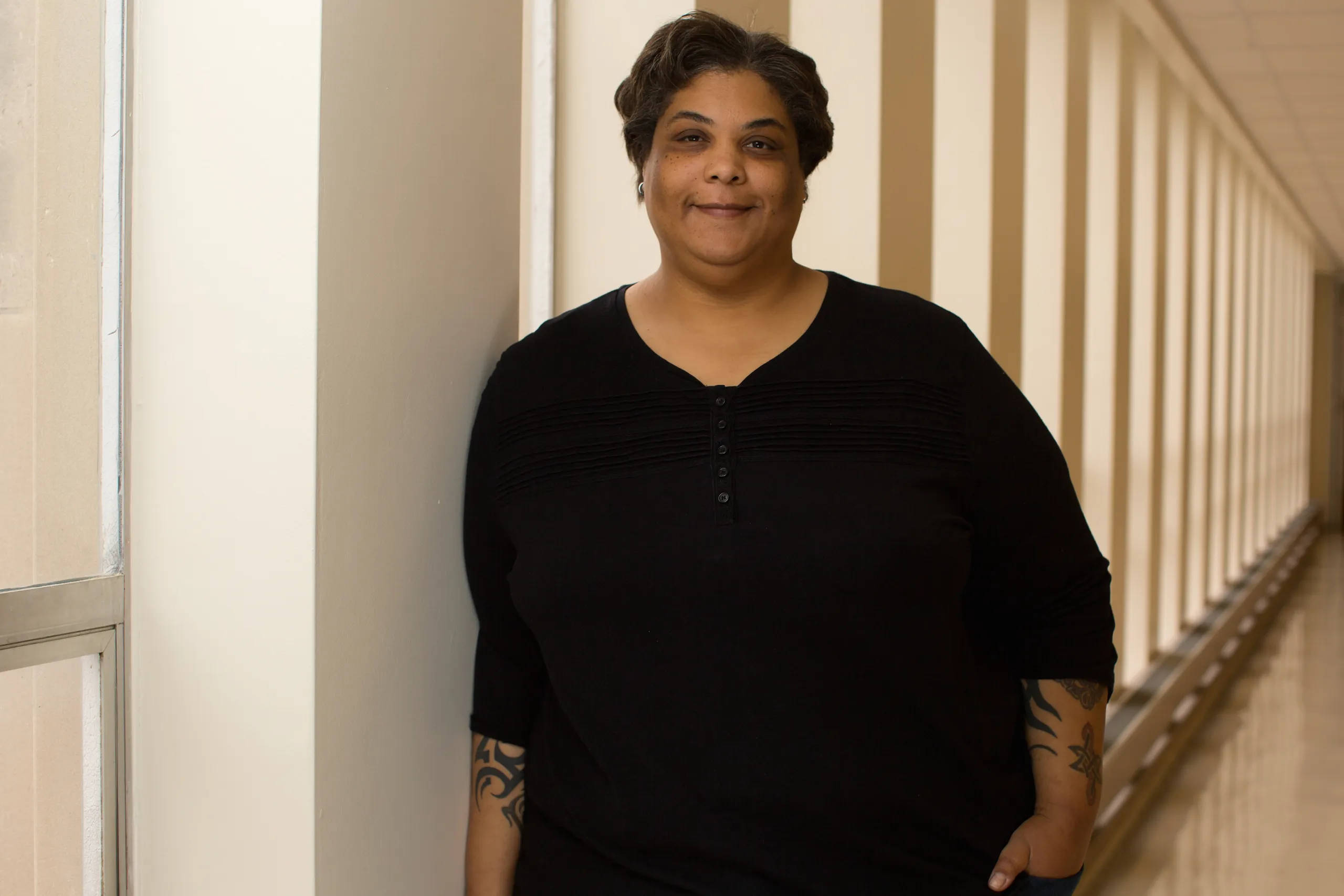 Fat Woman, hallway, black top, 2K Desktop Wallpaper
