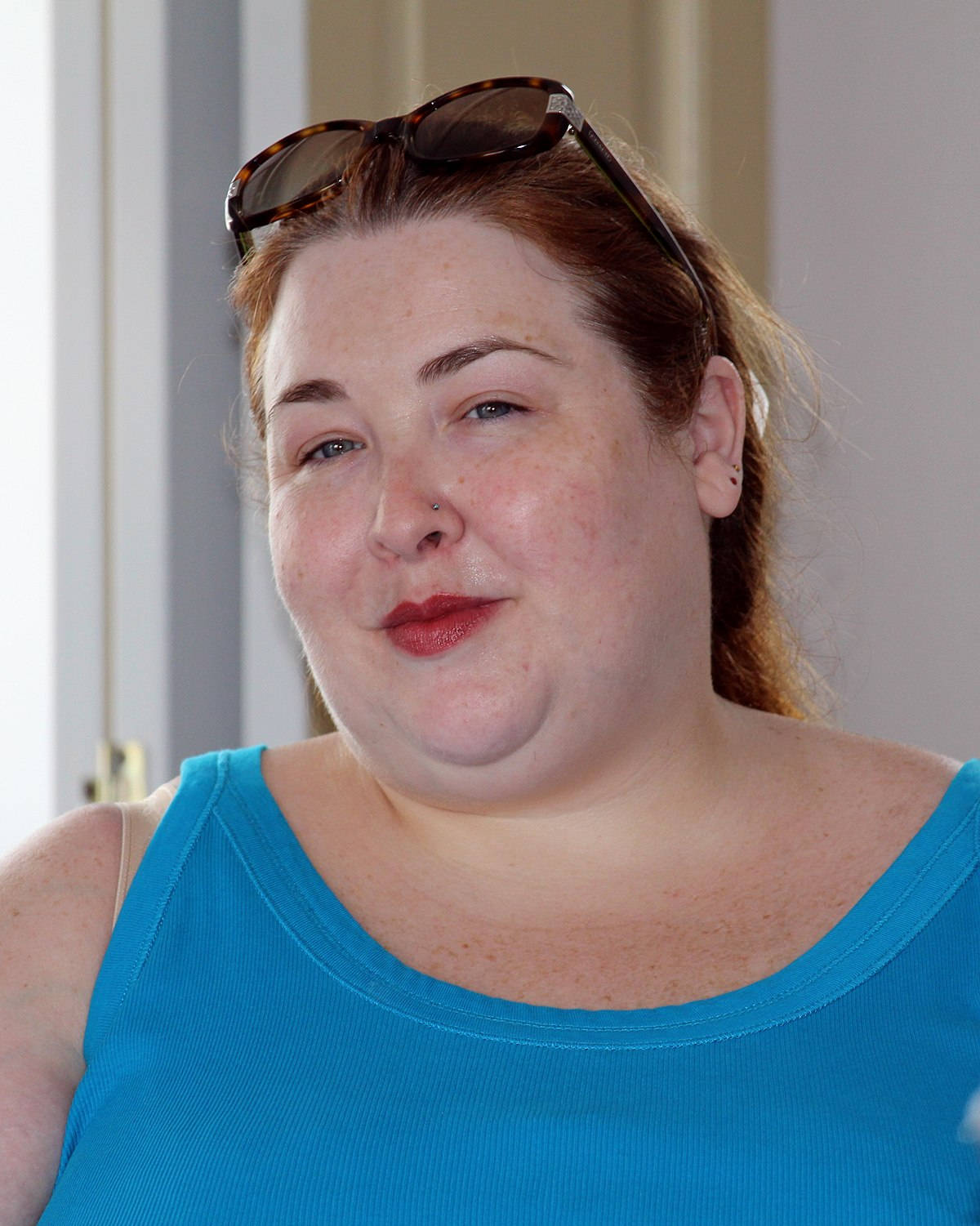 fat woman, red hair, tortoiseshell sunglasses, HD Phone Wallpaper