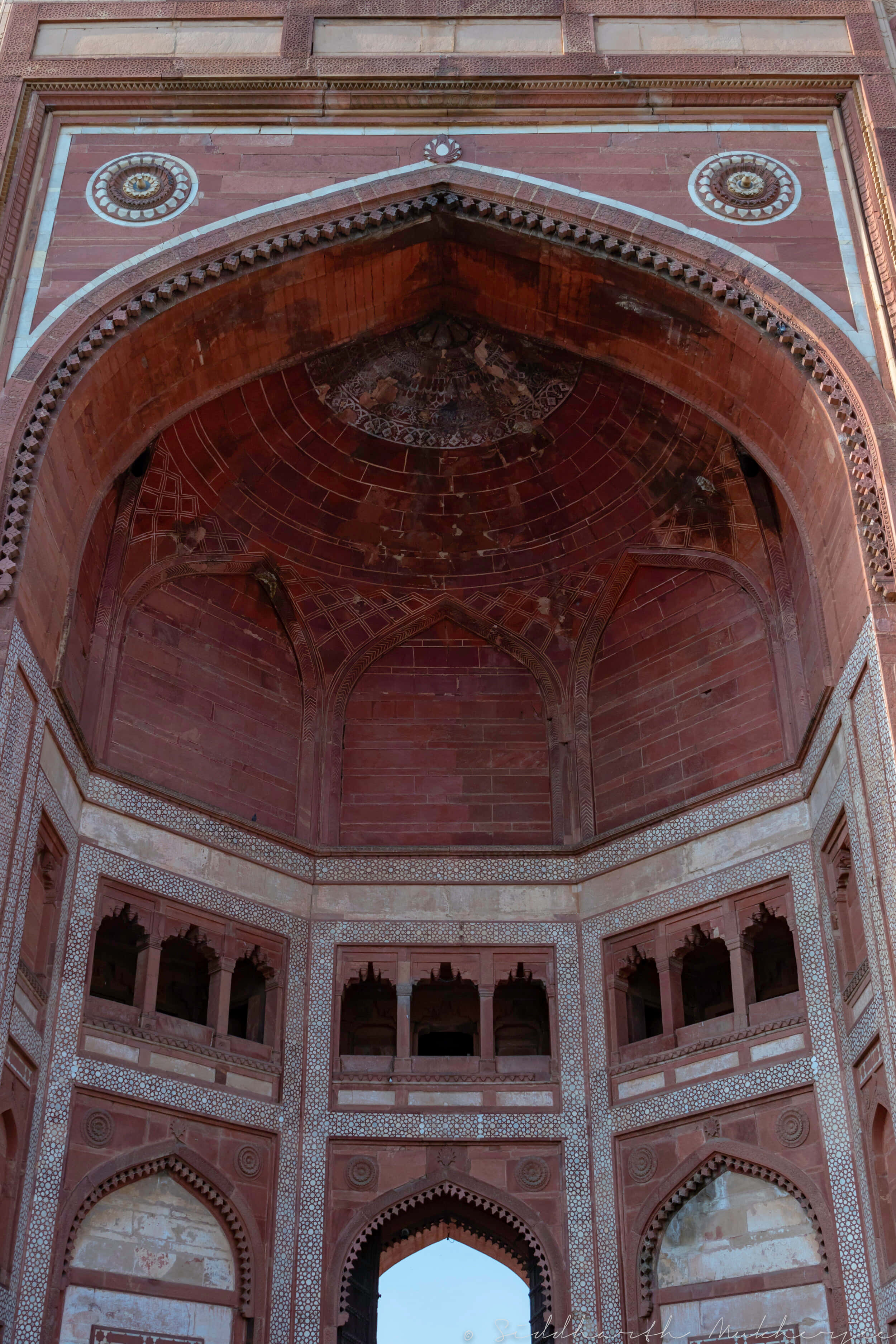 Fatehpur Sikri, red sandstone archway, intricate carvings, 2K Phone Wallpaper